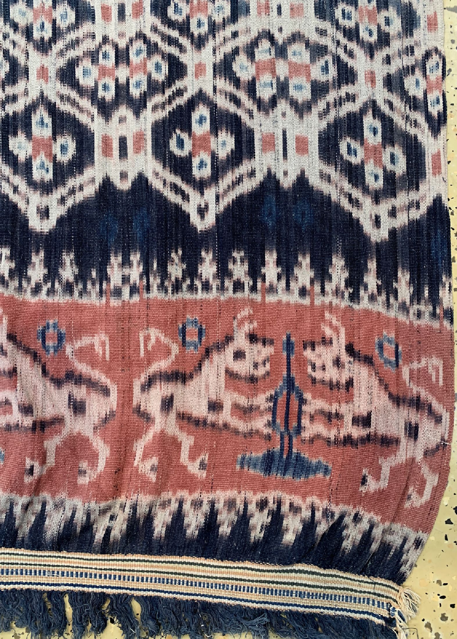 Detail a: Sumba Ikat alt, Indonesien, um 1930/1940, Baumwolle, ca. 210 x 110 cm, EHZ:1-2(2 Bahnig).