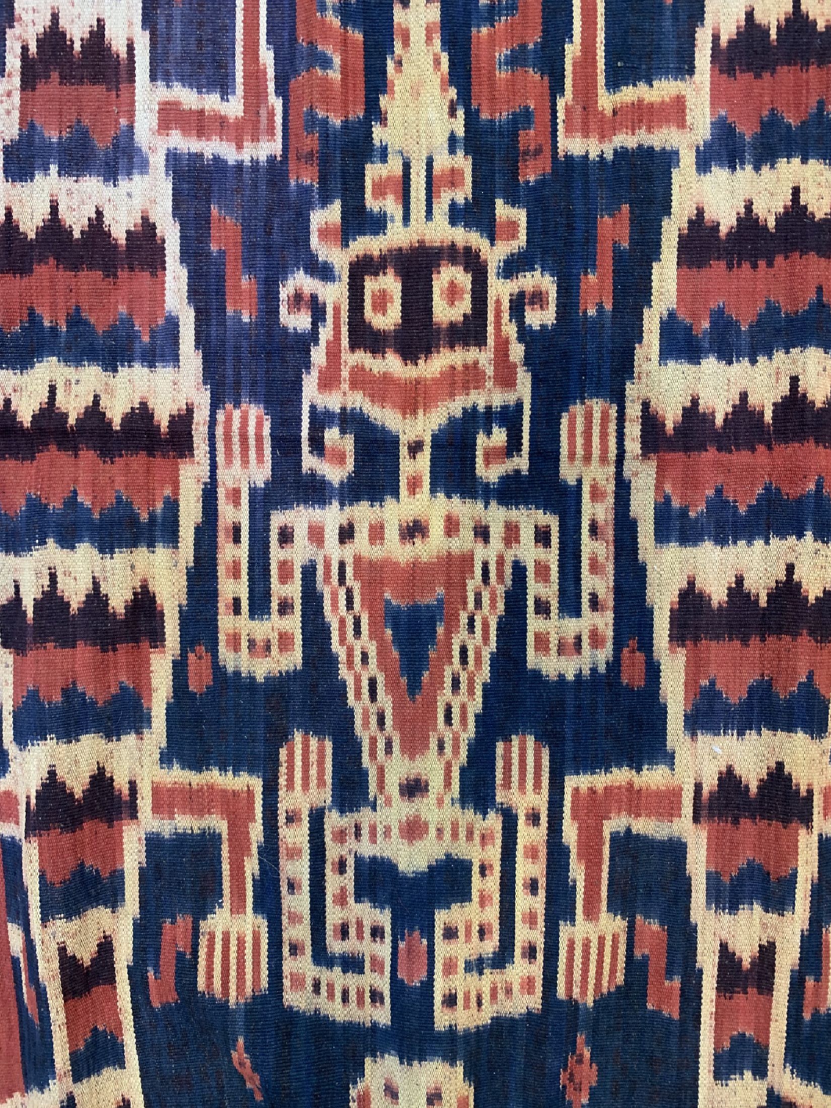 Detail b: Sumba Ikat alt, Indonesien, um 1920, Baumwolle, ca. 230 x 120 cm, EHZ: 1-2(2 Bahnig).