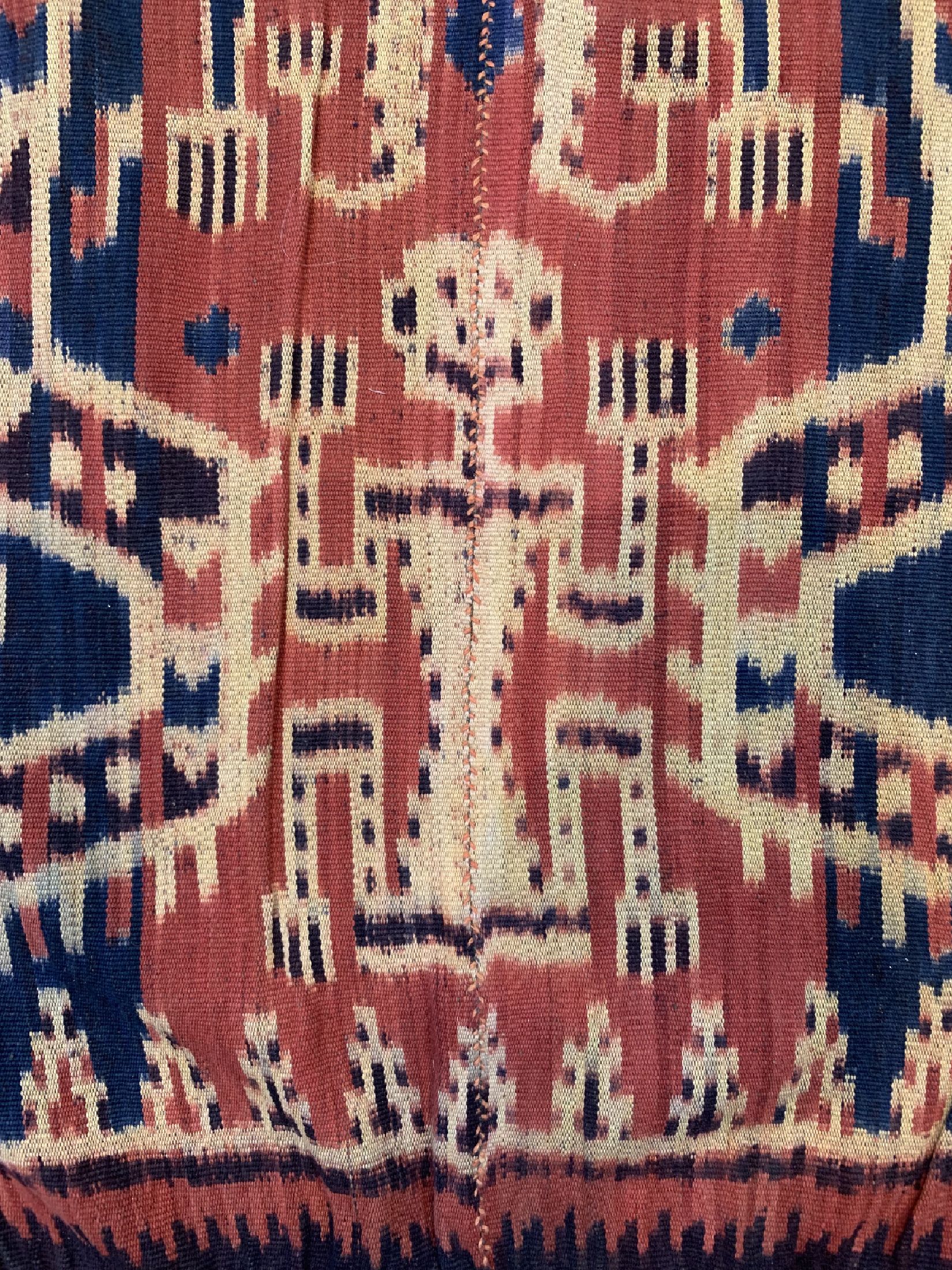 Detail c: Sumba Ikat alt, Indonesien, um 1920, Baumwolle, ca. 230 x 120 cm, EHZ: 1-2(2 Bahnig).