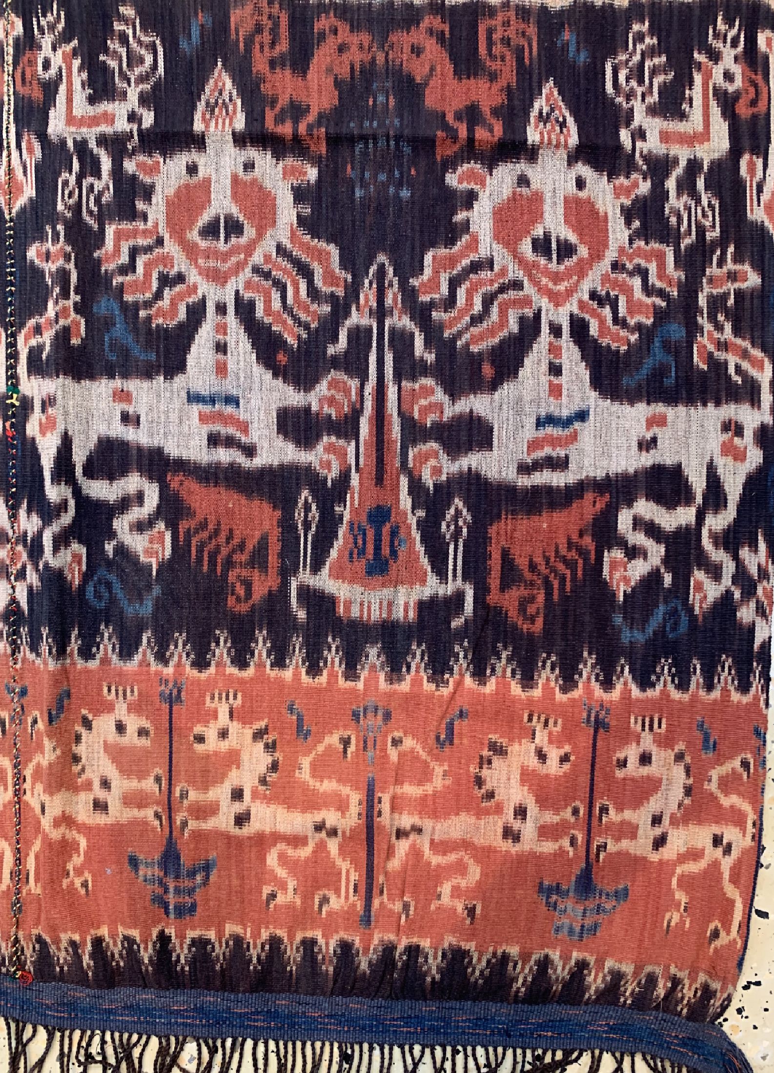 Detail a: Sumba Ikat alt, Indonesien, um 1920, Baumwolle, ca. 230 x 100 cm, EHZ: 1-2(2 Bahnig).