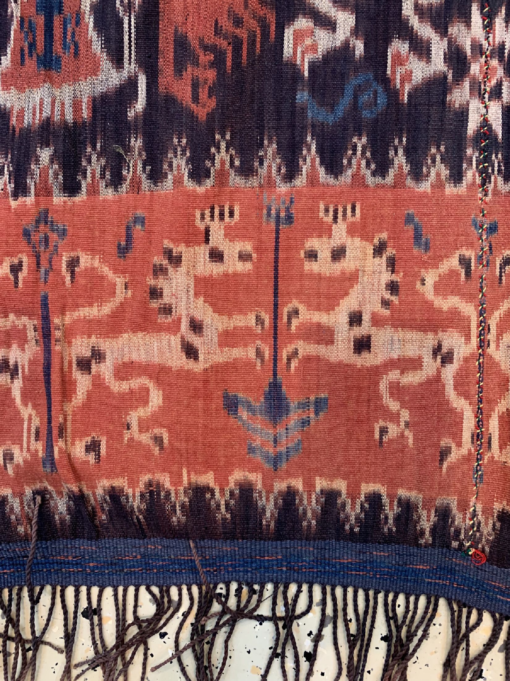 Detail c: Sumba Ikat alt, Indonesien, um 1920, Baumwolle, ca. 230 x 100 cm, EHZ: 1-2(2 Bahnig).