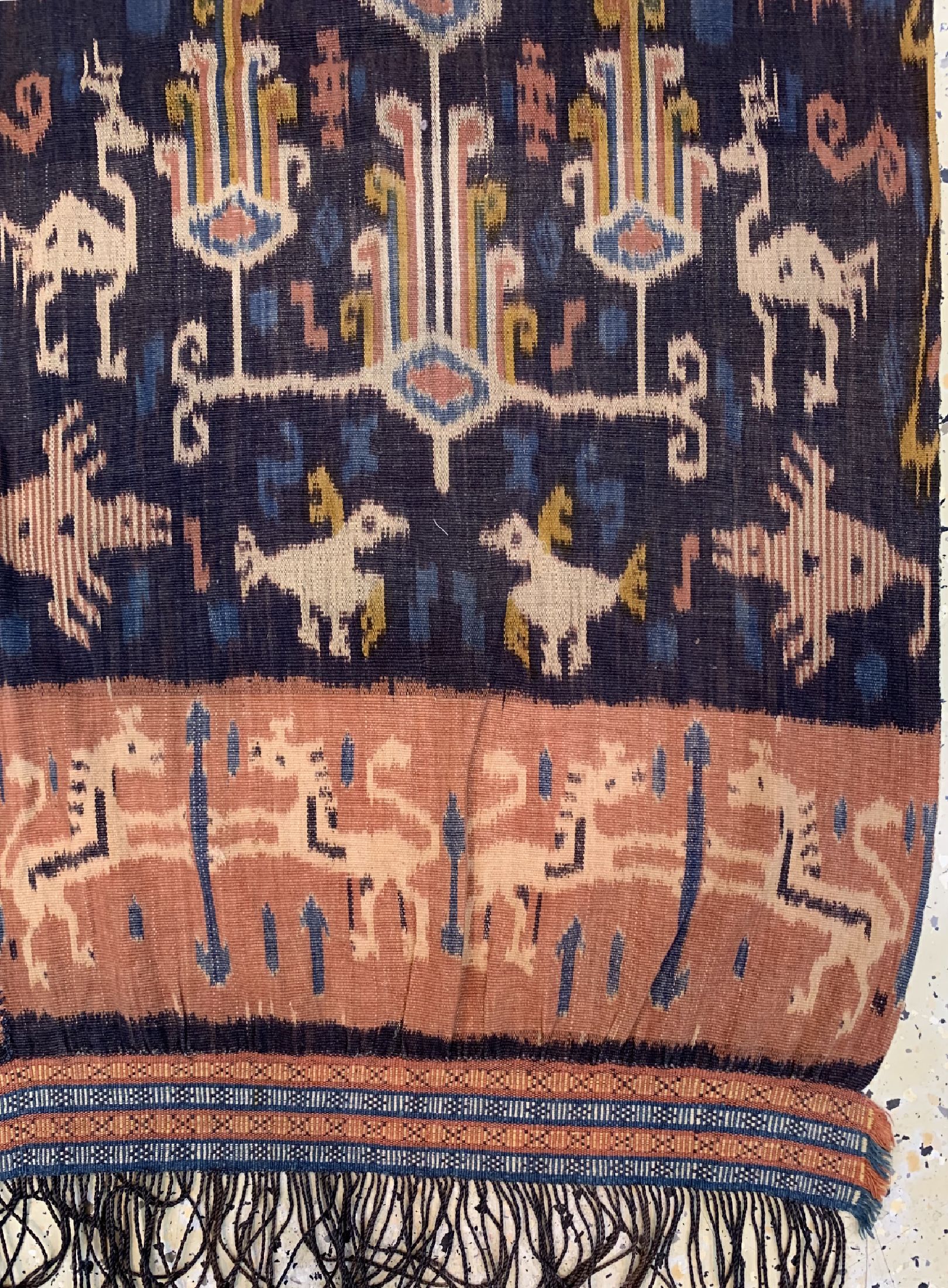 Detail a: Sumba Ikat alt, Indonesien, um 1920/1930, Baumwolle, ca. 240 x 100 cm, EHZ: 1-2(2 Bahnig).