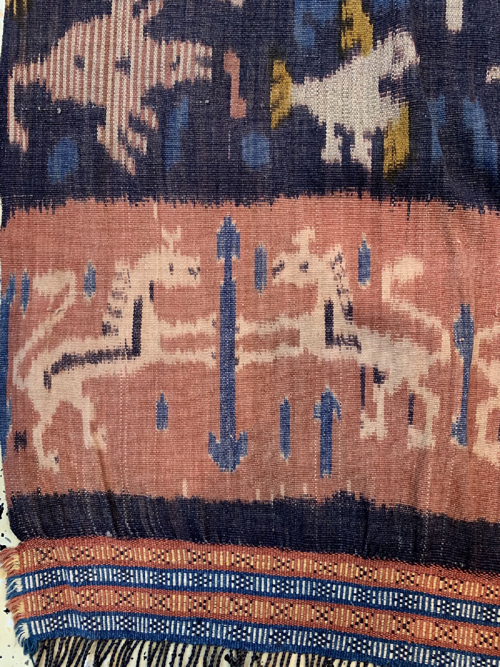 Detail c: Sumba Ikat alt, Indonesien, um 1920/1930, Baumwolle, ca. 240 x 100 cm, EHZ: 1-2(2 Bahnig).