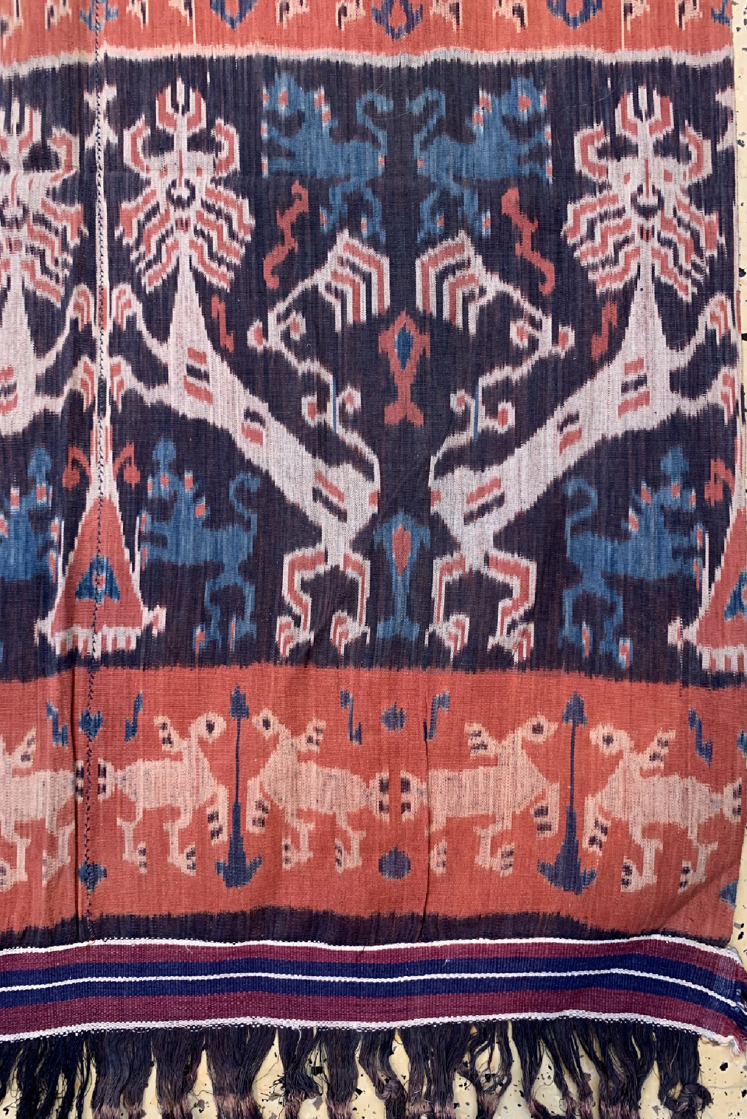 Detail a: Sumba Ikat alt, Indonesien, um 1920, Baumwolle, ca. 235 x 90 cm, EHZ: 1-2(2 Bahnig)