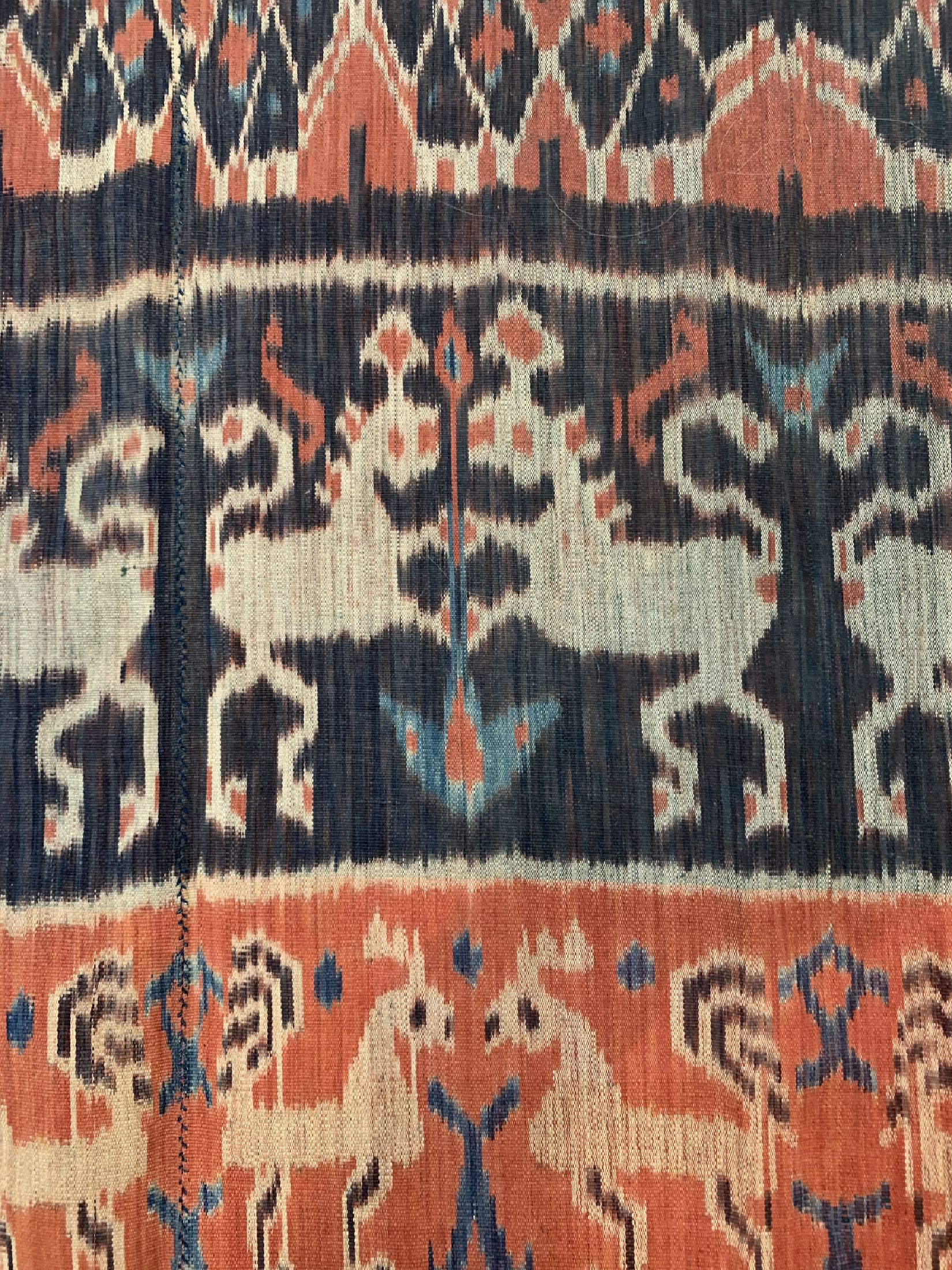 Detail b: Sumba Ikat alt, Indonesien, um 1920, Baumwolle, ca. 235 x 90 cm, EHZ: 1-2(2 Bahnig)