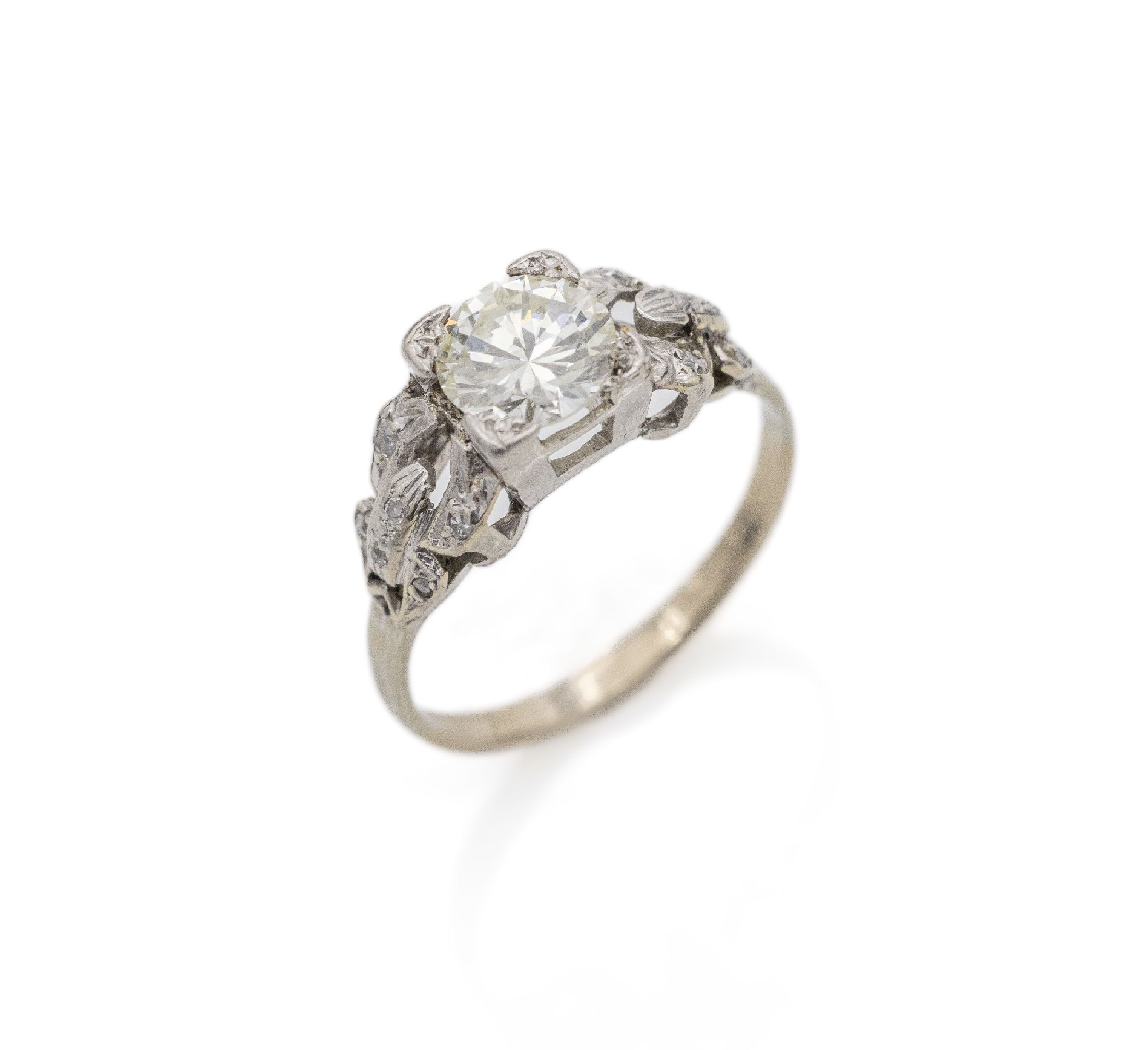 18 kt Gold Brillant-Ring, WG 750/000 gepr.,einzelner Brillant 0.92 ct l.get.Weiß/vs2, Ringschultern mit kl. Diamanten, RW 53, ca. 3.2 g