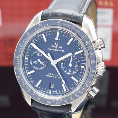 26532994a - OMEGA Speedmaster Co-Axial chronometer chronograph in titanium reference 31193445103001, self winding, on both sides gold-plated case, screwed down case back, original leather strap with deployant clasp, bezel with tachometer graduation, blue dial with luminous indices & -hands, 12 hour- counter, constant second at 9, date at 6, Co- Axial calibre 9300 with fausses cotes decoration, diameter approx. 44 mm, original box & papers enclosed, condition 2