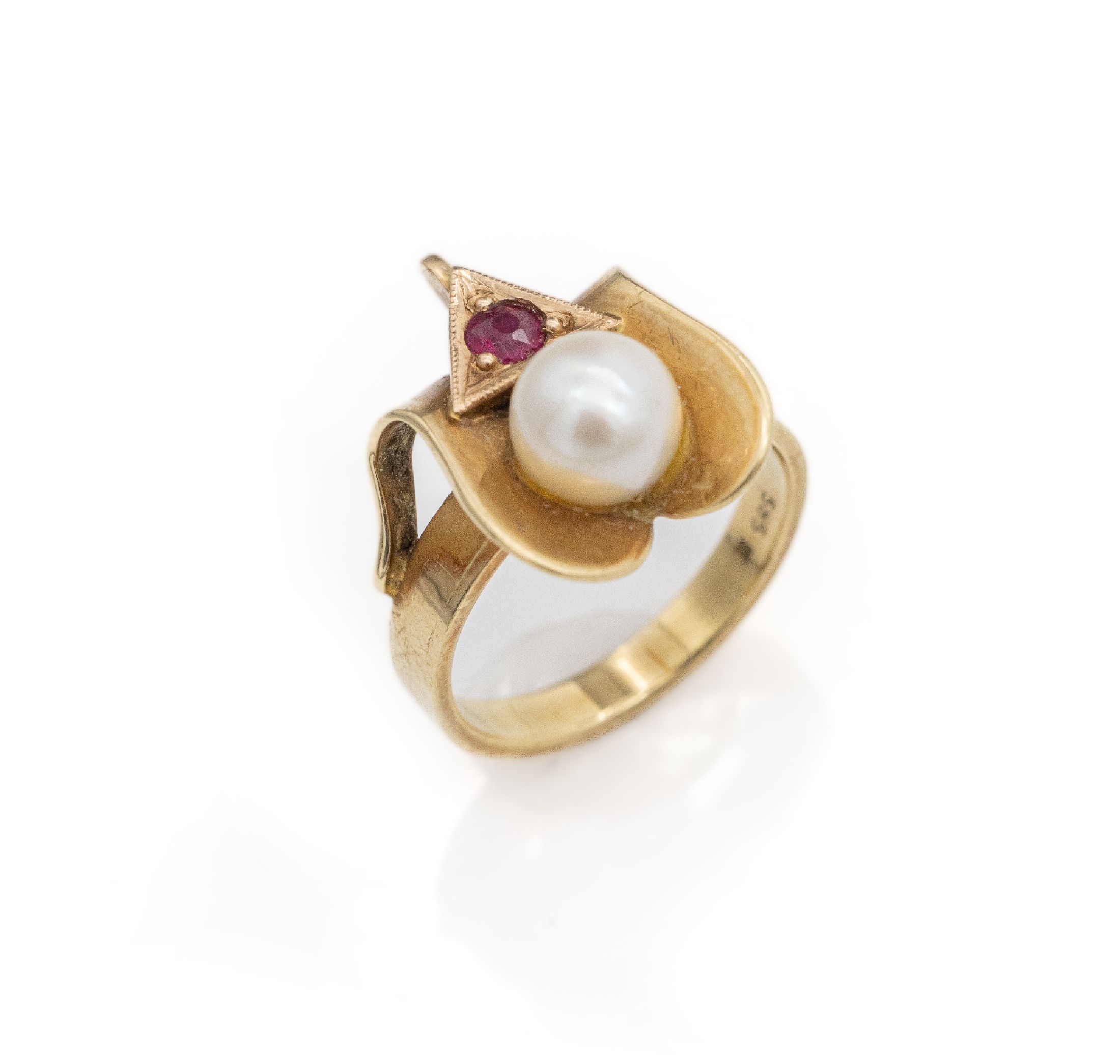 14 kt Gold Perl-Rubin-Ring, GG 585/000, außergewöhnliches Design, 1 Zuchtperle, D. ca.6.8 mm, 1 kl. rundfacett. Rubin in dreieckigerFassung (wohl ...