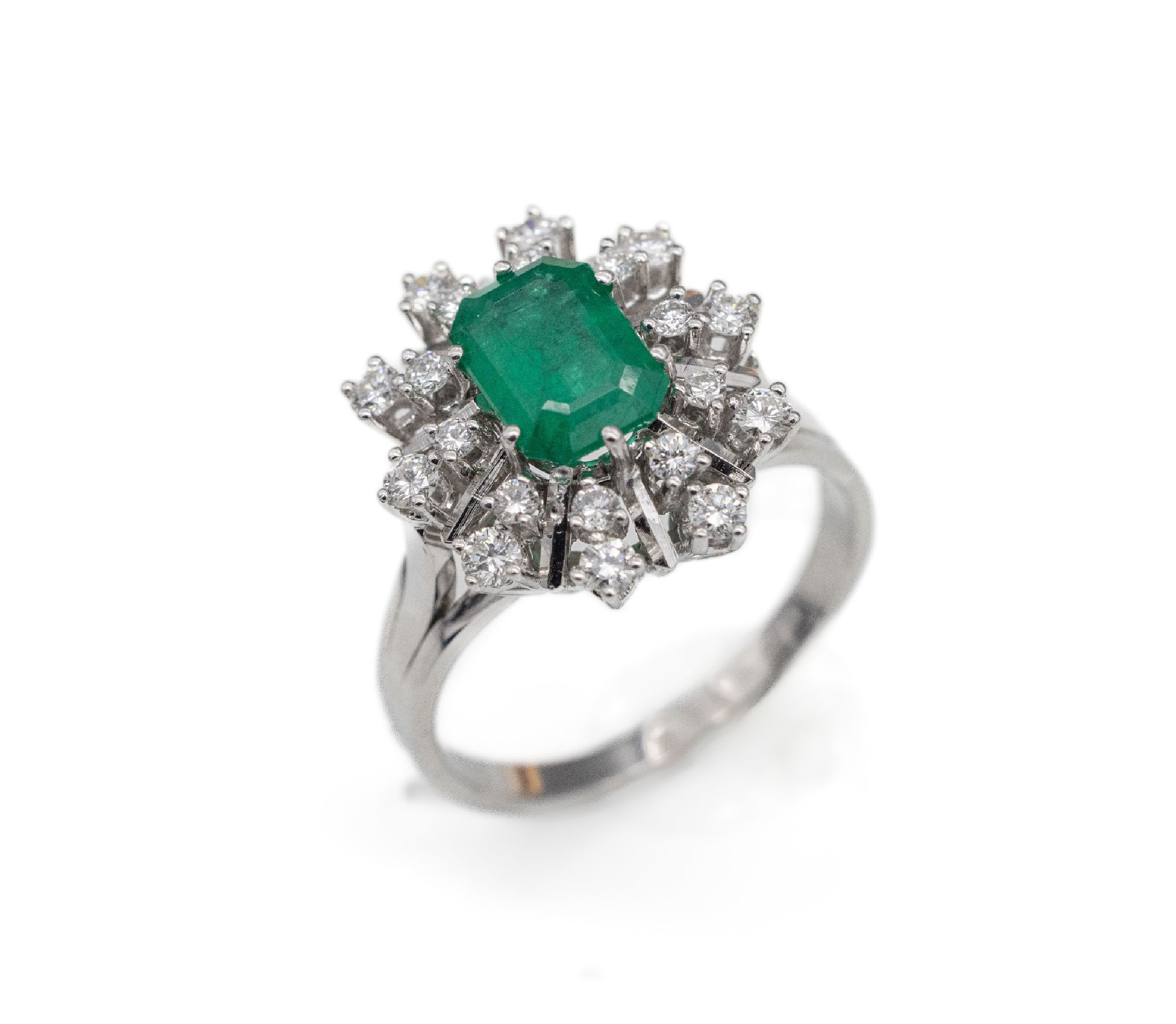 18 kt Gold Smaragd-Brillant-Ring, WG 750/000, mittig erhaben gefasster Smaragd im Emerald-Cut ca. 2.0 ct, 20 Brillanten zus. ca. 0.66 ct Weiß/si, ...