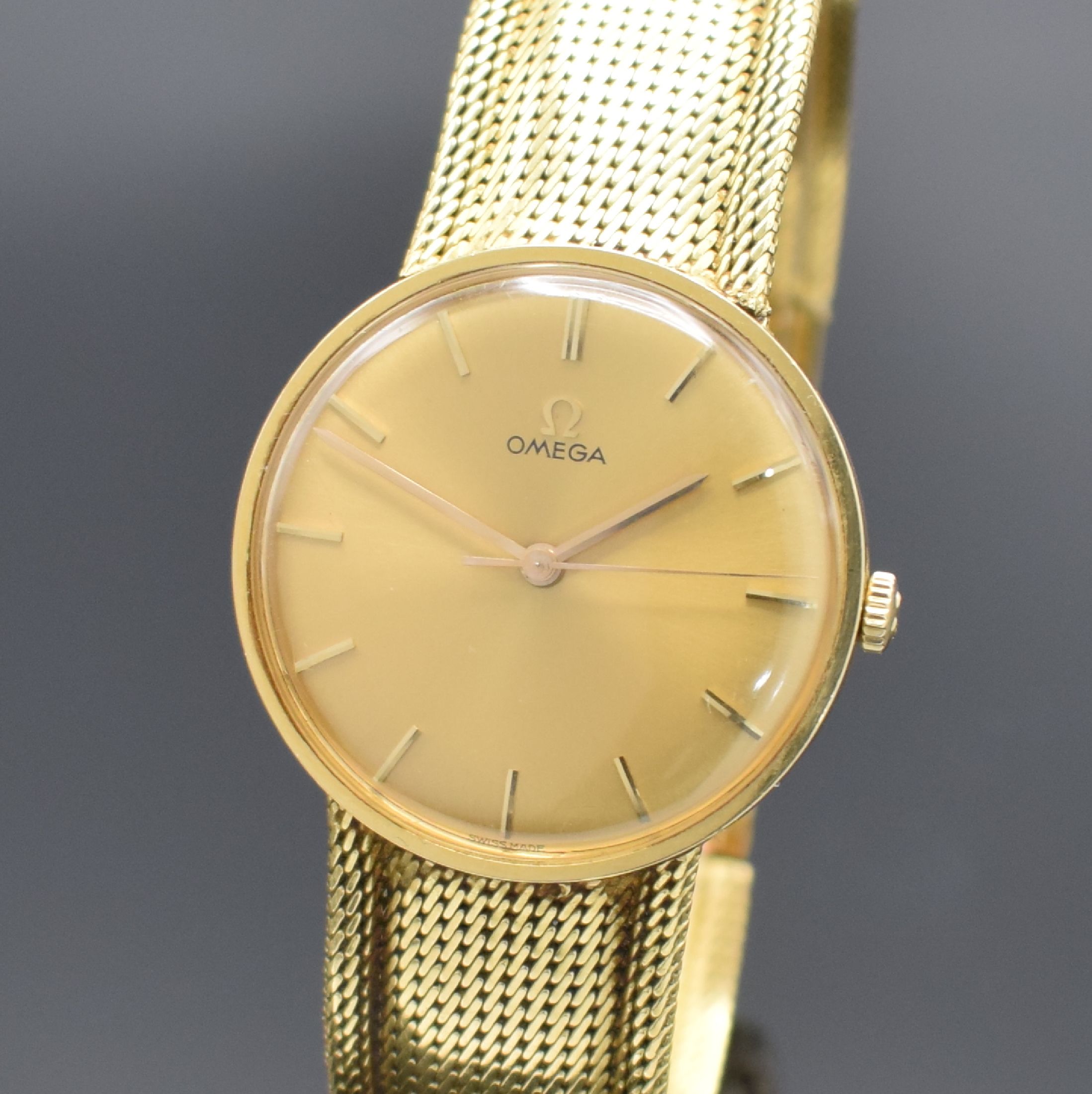 Detail a: OMEGA Herrenarmbanduhr in GG 750/000 Referenz 14756SC-61, Schweiz um 1961, Handaufzug, 3-teil. Geh., Boden & Glasrand aufgedr., neutrales ...