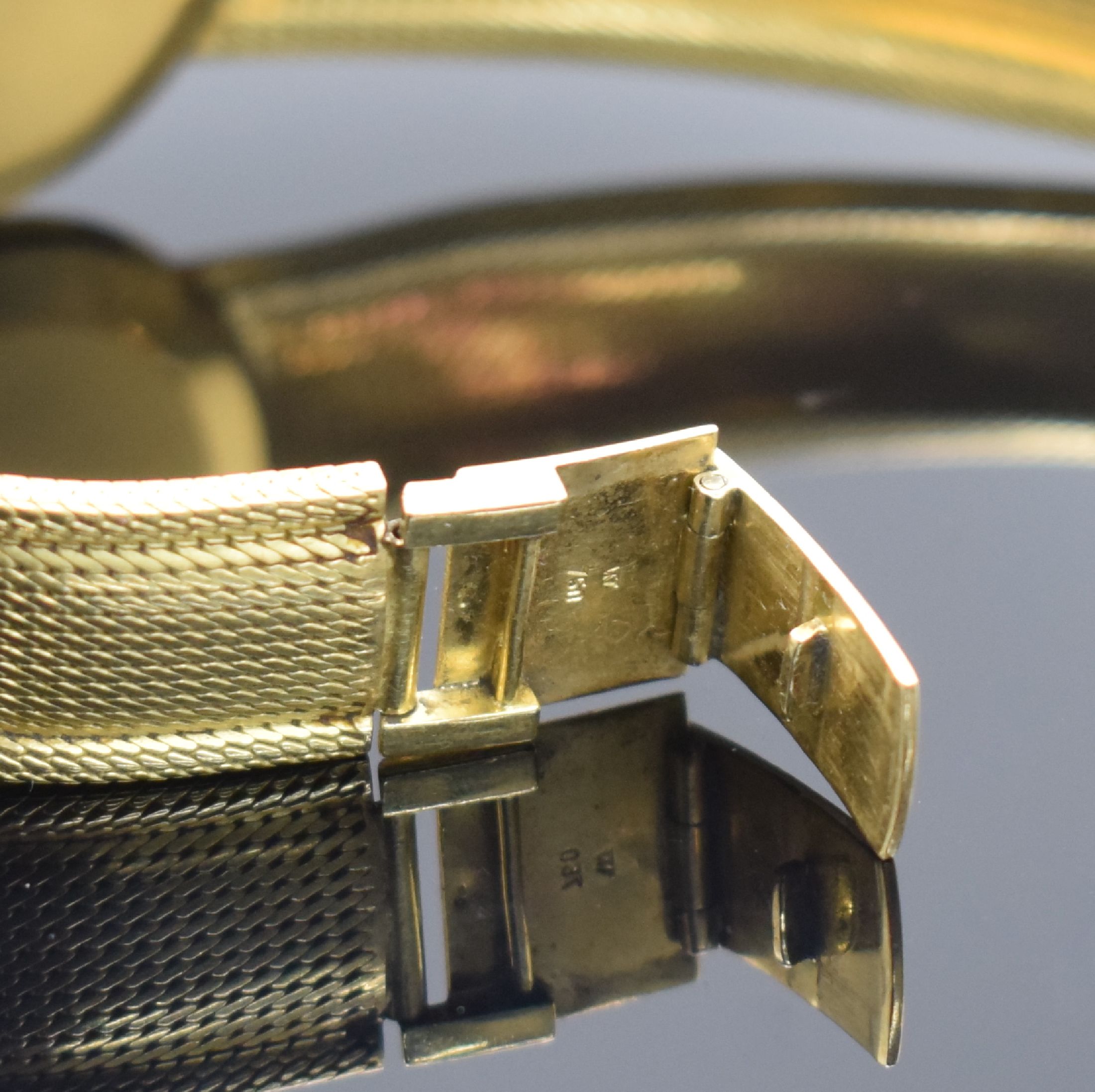 Detail b: OMEGA Herrenarmbanduhr in GG 750/000 Referenz 14756SC-61, Schweiz um 1961, Handaufzug, 3-teil. Geh., Boden & Glasrand aufgedr., neutrales ...