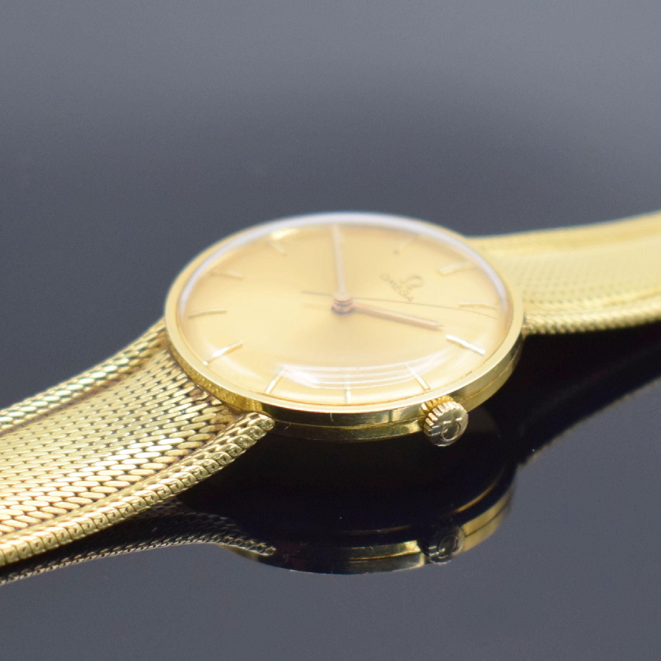 Detail c: OMEGA Herrenarmbanduhr in GG 750/000 Referenz 14756SC-61, Schweiz um 1961, Handaufzug, 3-teil. Geh., Boden & Glasrand aufgedr., neutrales ...