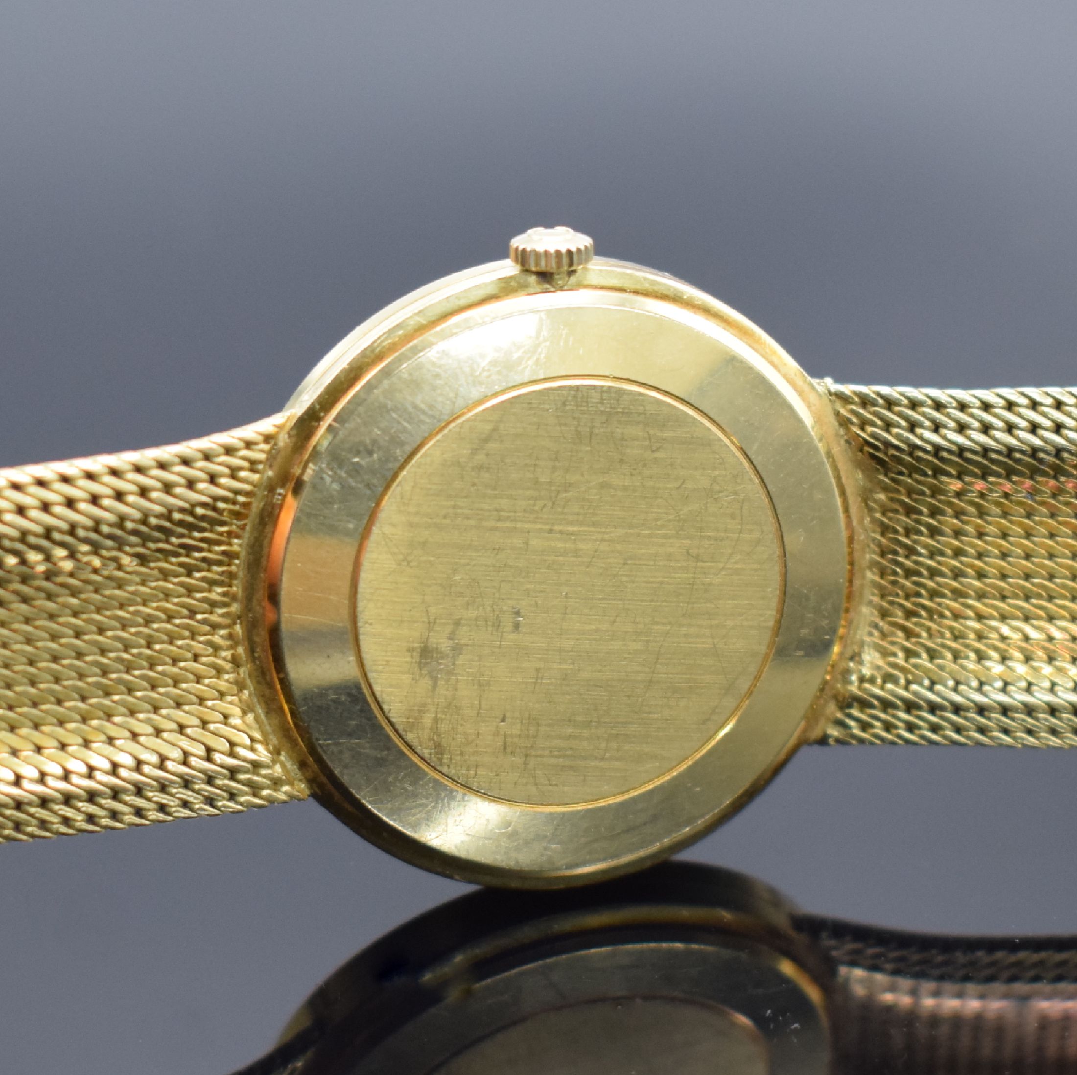 Detail d: OMEGA Herrenarmbanduhr in GG 750/000 Referenz 14756SC-61, Schweiz um 1961, Handaufzug, 3-teil. Geh., Boden & Glasrand aufgedr., neutrales ...