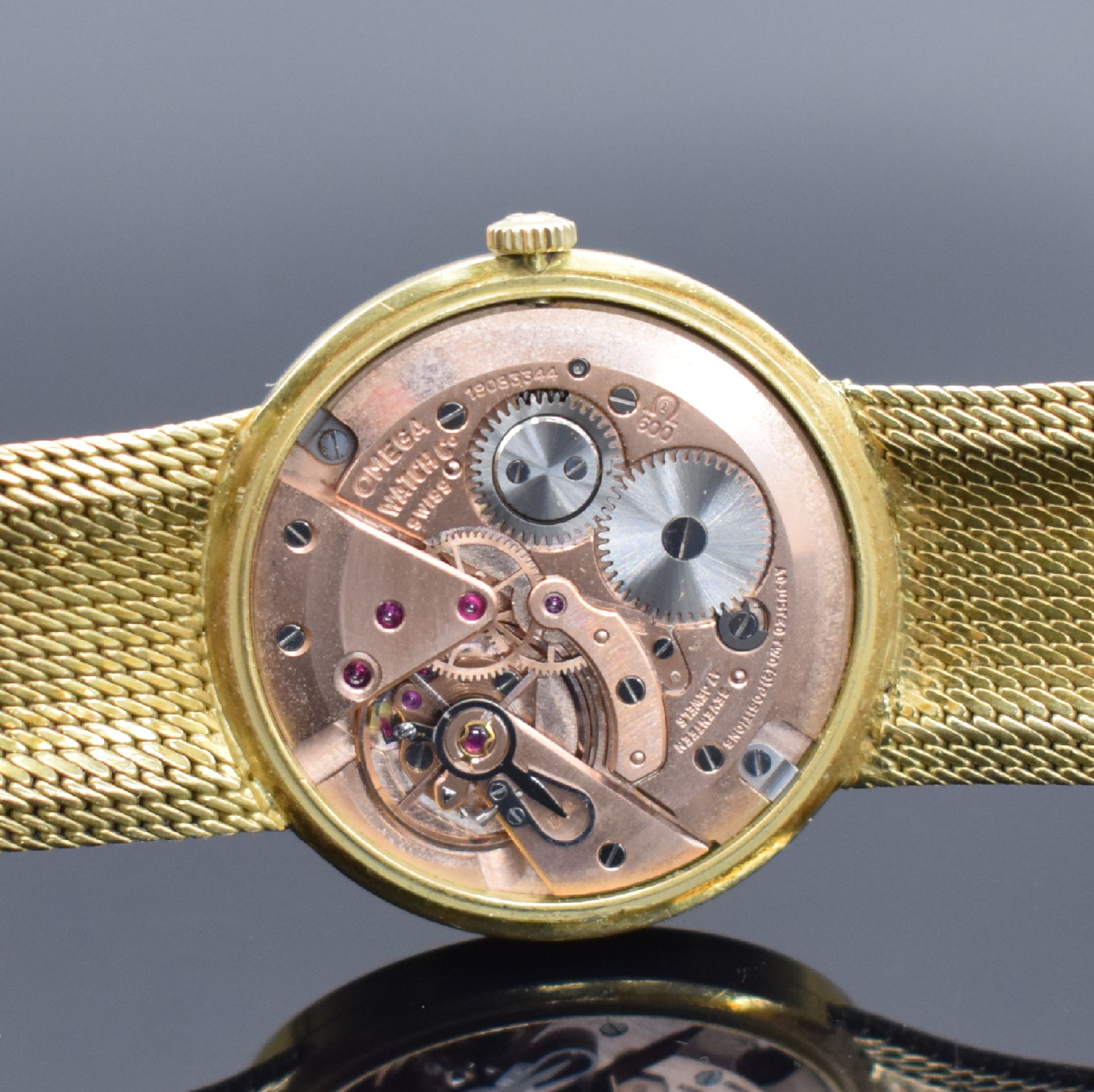 Detail e: OMEGA Herrenarmbanduhr in GG 750/000 Referenz 14756SC-61, Schweiz um 1961, Handaufzug, 3-teil. Geh., Boden & Glasrand aufgedr., neutrales ...