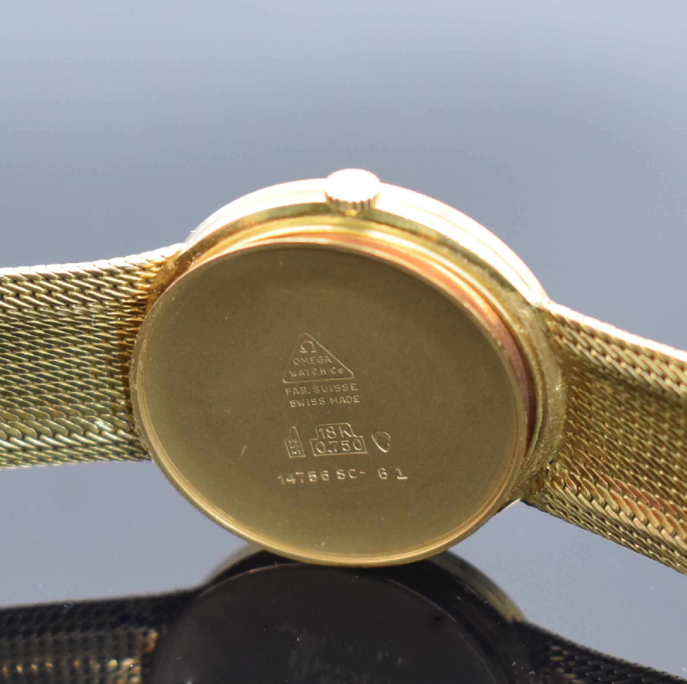Detail f: OMEGA Herrenarmbanduhr in GG 750/000 Referenz 14756SC-61, Schweiz um 1961, Handaufzug, 3-teil. Geh., Boden & Glasrand aufgedr., neutrales ...