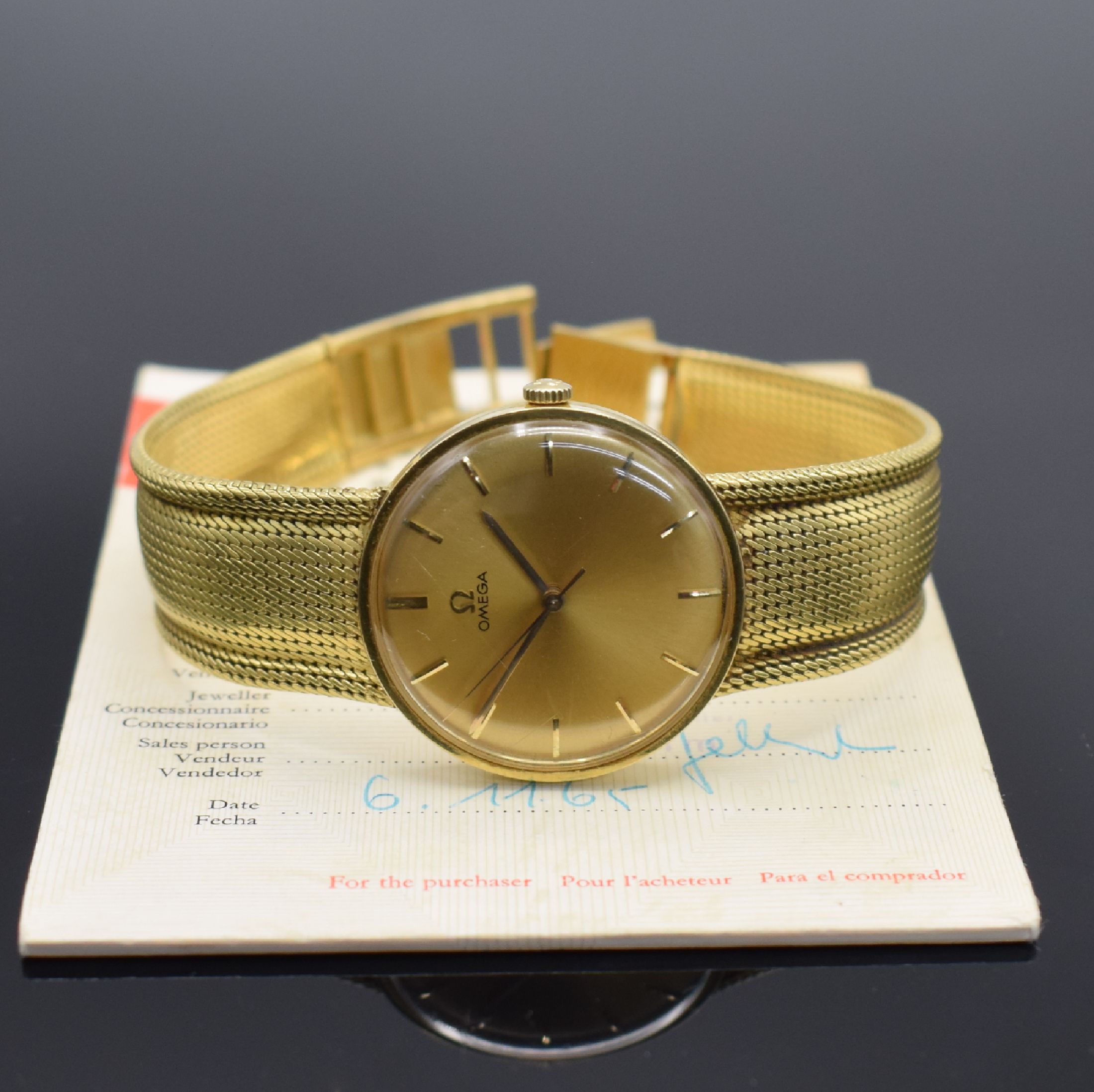Detail g: OMEGA Herrenarmbanduhr in GG 750/000 Referenz 14756SC-61, Schweiz um 1961, Handaufzug, 3-teil. Geh., Boden & Glasrand aufgedr., neutrales ...