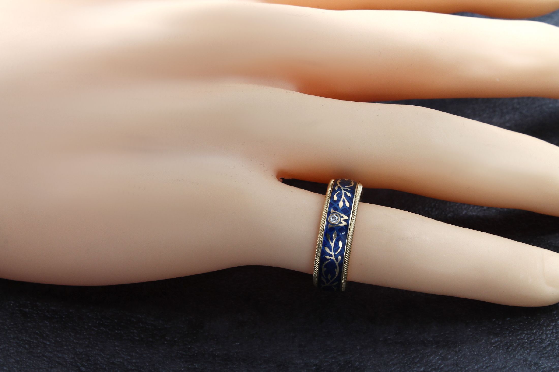 Detail b: 18 kt Gold WELLENDORFF-Ring "Vergissmeinnicht", GG 750/000, Mittelschiene drehbar, transluzides blaues Email, Kordelrandverzierung, mittig ...