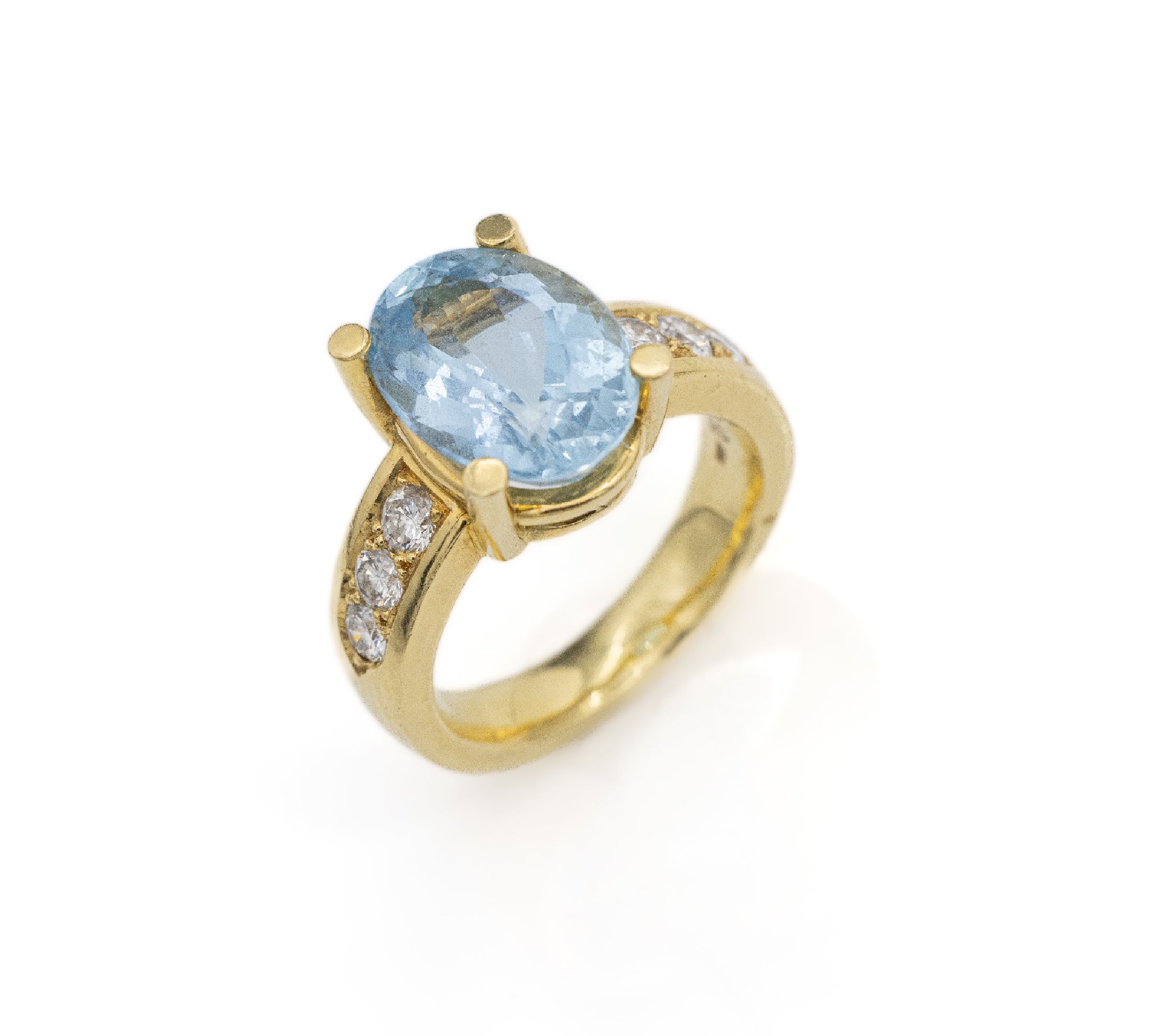 18 kt Gold Aquamarin-Brillant-Ring, GG 750/000, ovalfacett. Aquamarin von guter Farbeca. 12.0 ct, 6 Brillanten zus. ca. 0.70 ct Weiß/si, RW 56, ca. ...