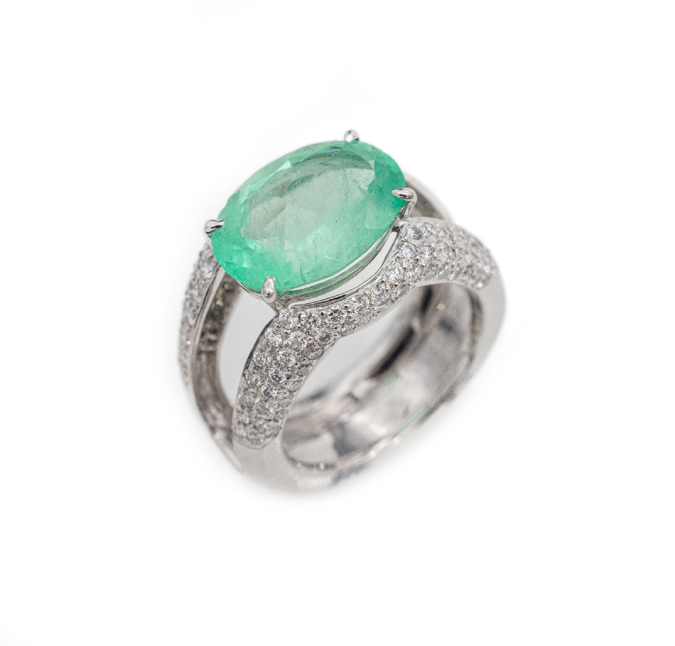 18 kt Gold Smaragd-Brillant-Ring, WG 750/000, heller ovalfacett. Smaragd ca. 6.0 ct, Ringschiene oberhalb geteilt, bes. mit Brillanten zus. ca. 0.96 ...