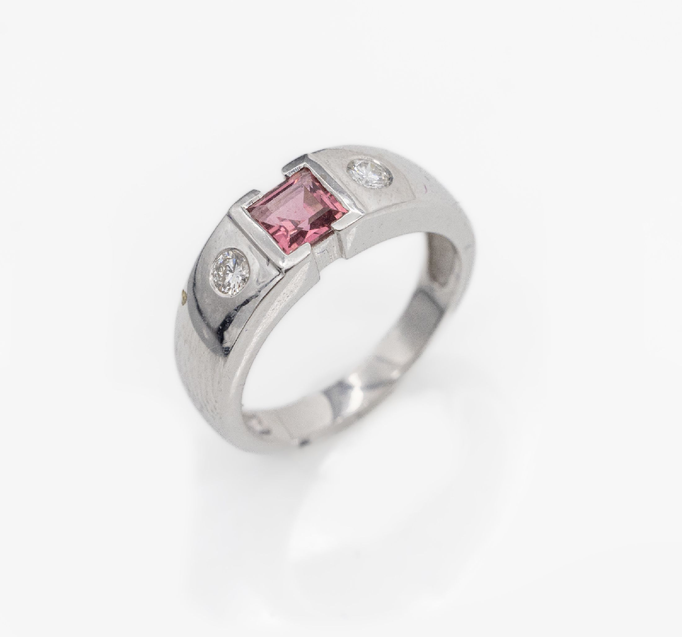 14 kt Gold Turmalin-Brillant-Ring, WG 585/000, mittig Rubellitcarree, 2 Brillanten zus. ca. 0.18 ct Weiß/si, RW 56, ca. 5.8 g
