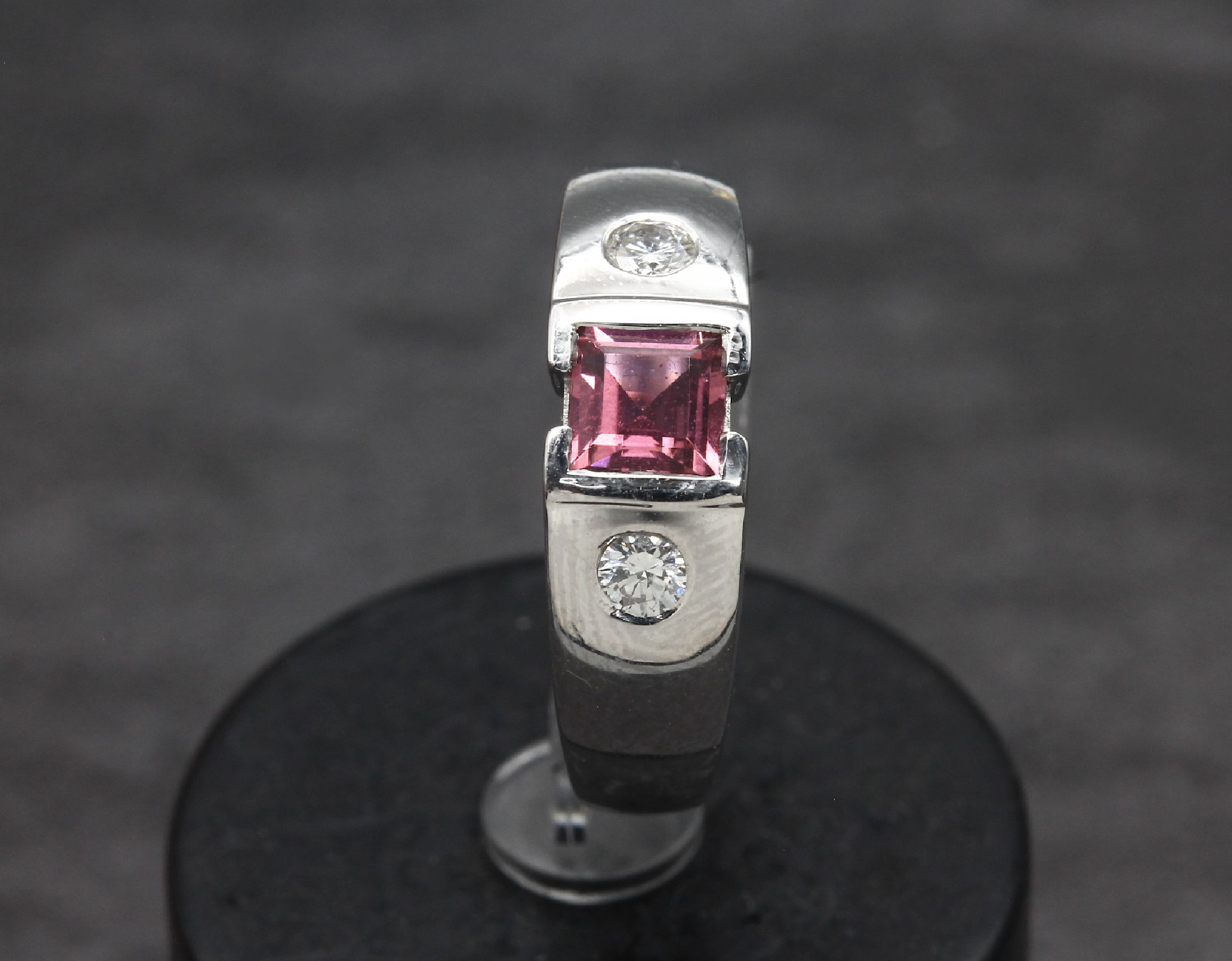 Detail b: 14 kt Gold Turmalin-Brillant-Ring, WG 585/000, mittig Rubellitcarree, 2 Brillanten zus. ca. 0.18 ct Weiß/si, RW 56, ca. 5.8 g