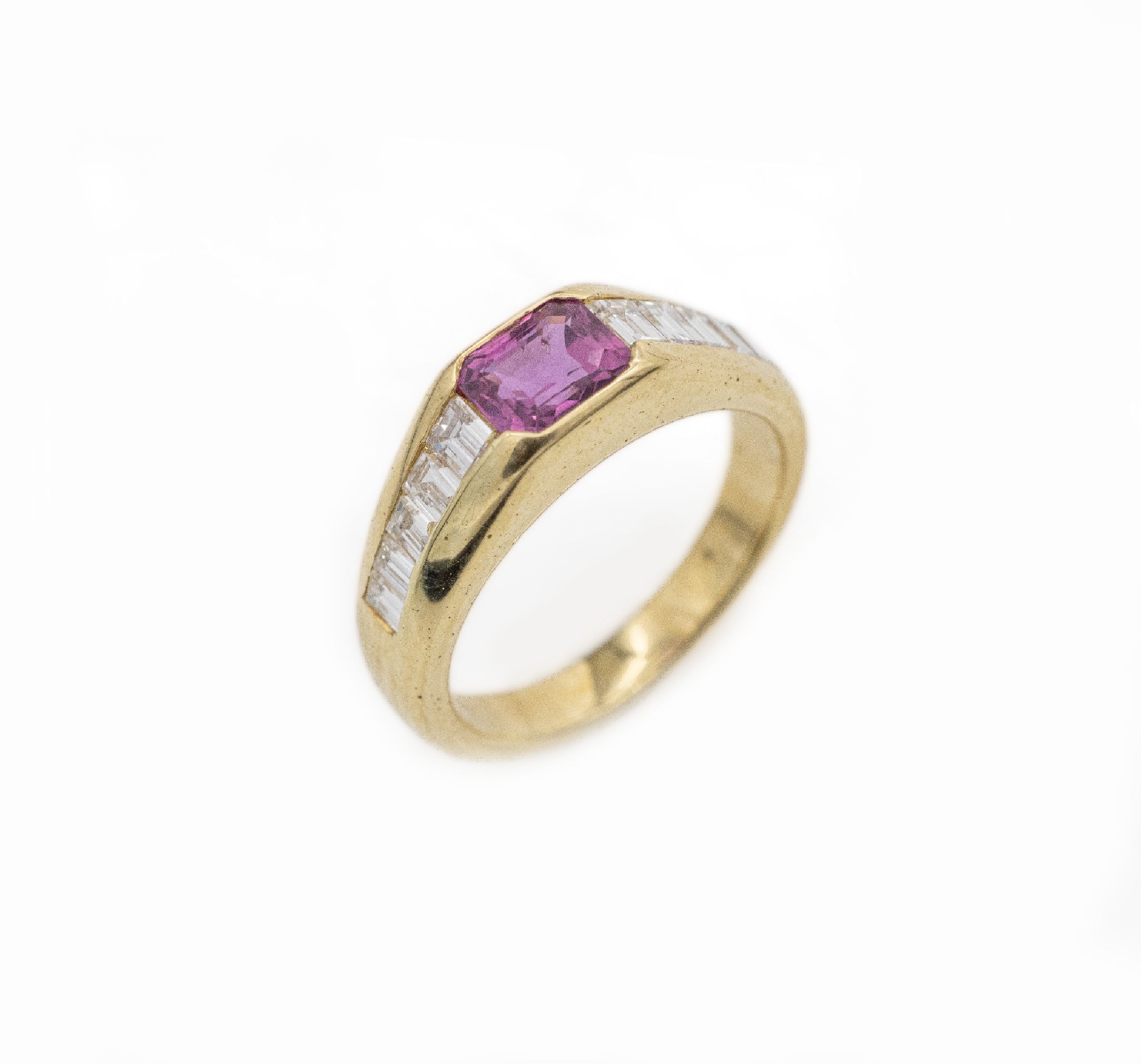 18 kt Gold Saphir-Diamant-Ring, GG 750/000,pinkfarb. Saphircarree ca. 0.76 ct, Diamantcarrees zus. ca. 0.59 ct Weiß/si, RW 47, ca. 3.8 g