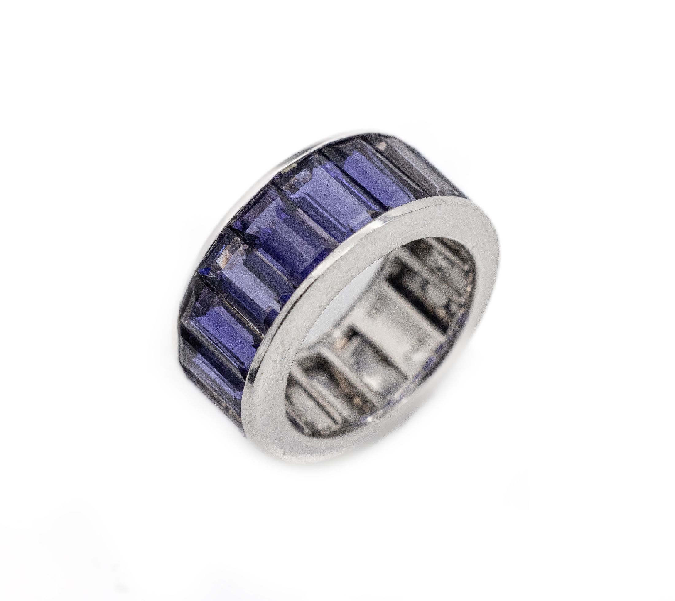 18 kt Gold Iolith-Ring, WG 750/000, 10 Iolith-Baguettes zus. ca. 7.32 ct, RW 54, ca. 9.7 g, Meistermarke DGR ungedeutet