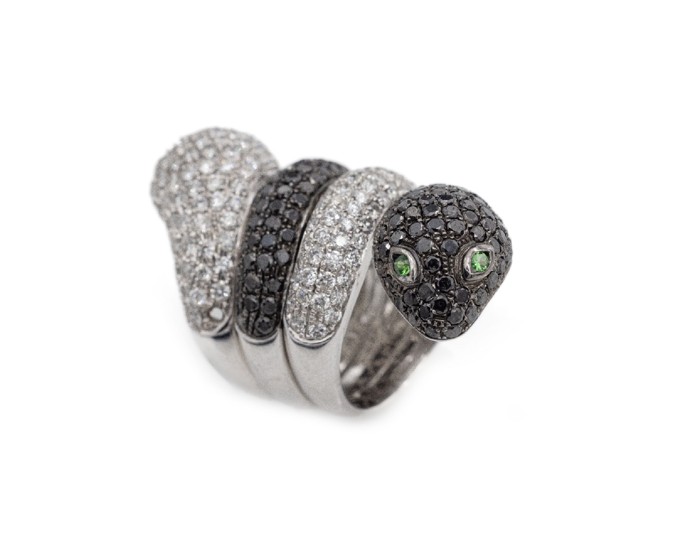 18 kt Gold Diamant-Schlangenring, WG 750/000, Diamanten und Brillanten zus. ca. 7.06 ct Weiß/si (1 St. fehlt) und Schwarz, Augen bes. mit ...