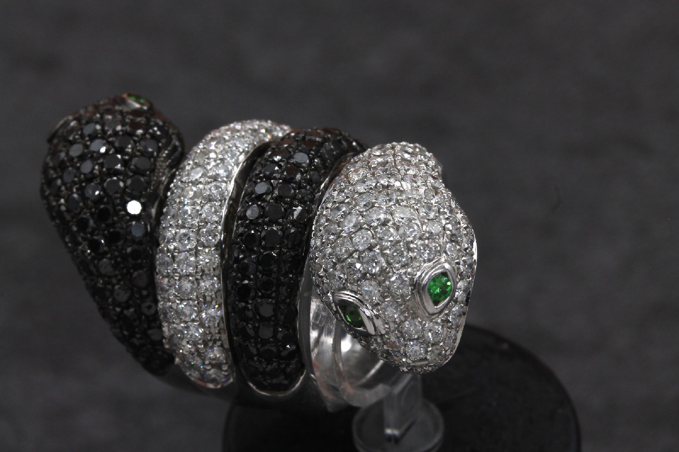 Detail a: 18 kt Gold Diamant-Schlangenring, WG 750/000, Diamanten und Brillanten zus. ca. 7.06 ct Weiß/si (1 St. fehlt) und Schwarz, Augen bes. mit ...