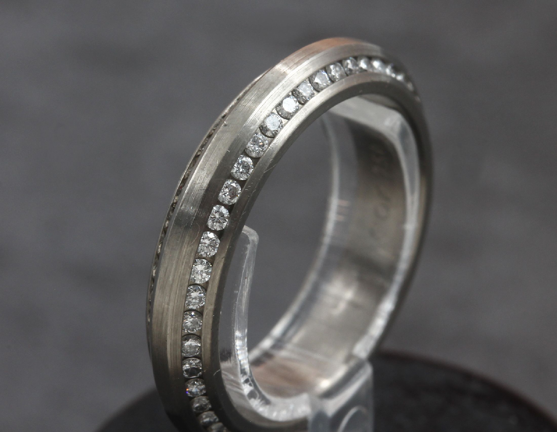 Detail a: 18 kt Gold Memoryring, WG 750/000, Brillanten 2-rhg. zus. ca. 0.76 ct feines Weiß/si, RW 55, ca. 6.8 g, Meistermarke Fidel Marktredwitz