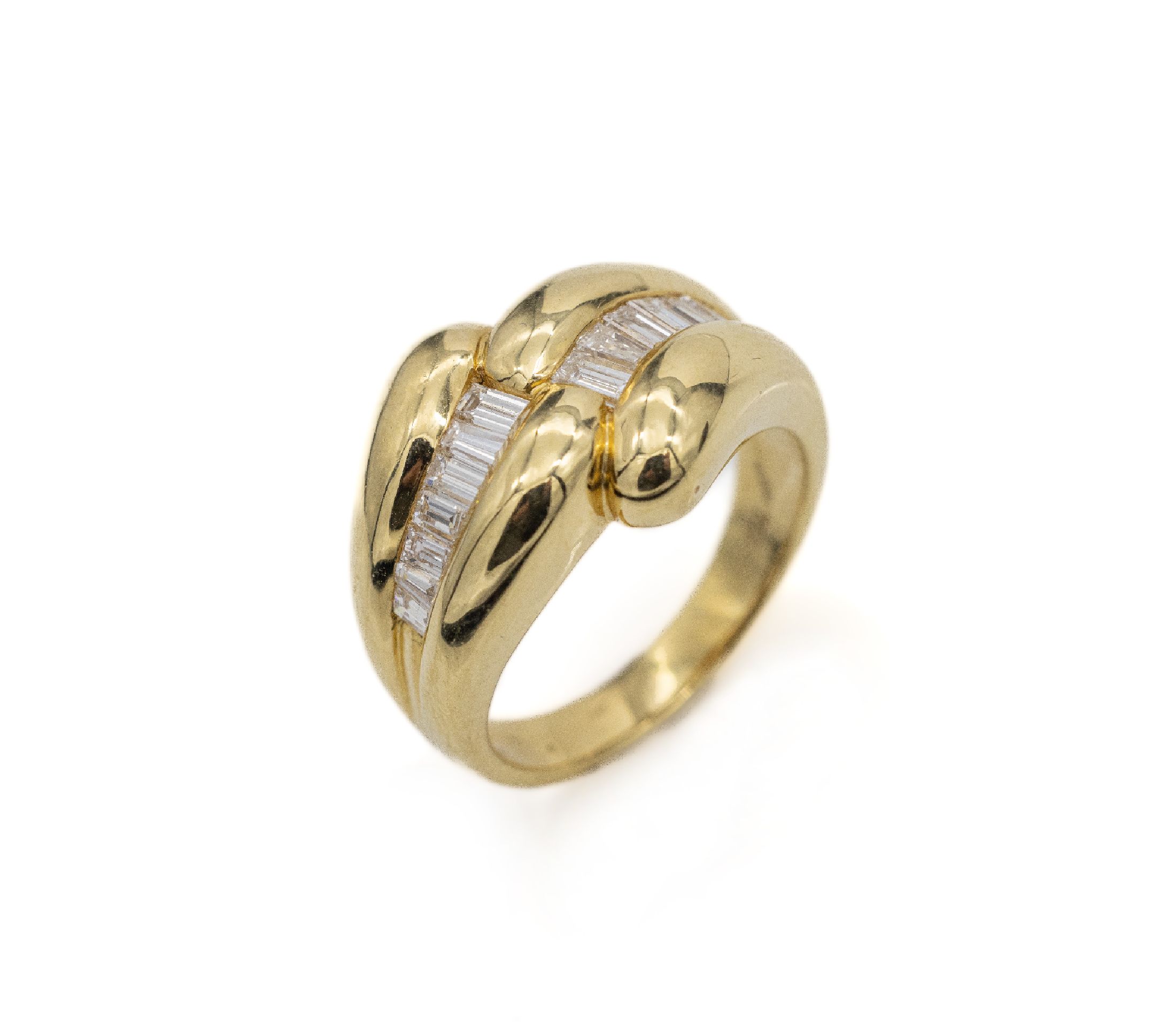 18 kt Gold Diamant-Ring, GG 750/000, breiter, geschwungener Ringkopf bes. mit Diamantbaguettes zus. ca. 0.78 ct Weiß/si, RW 53