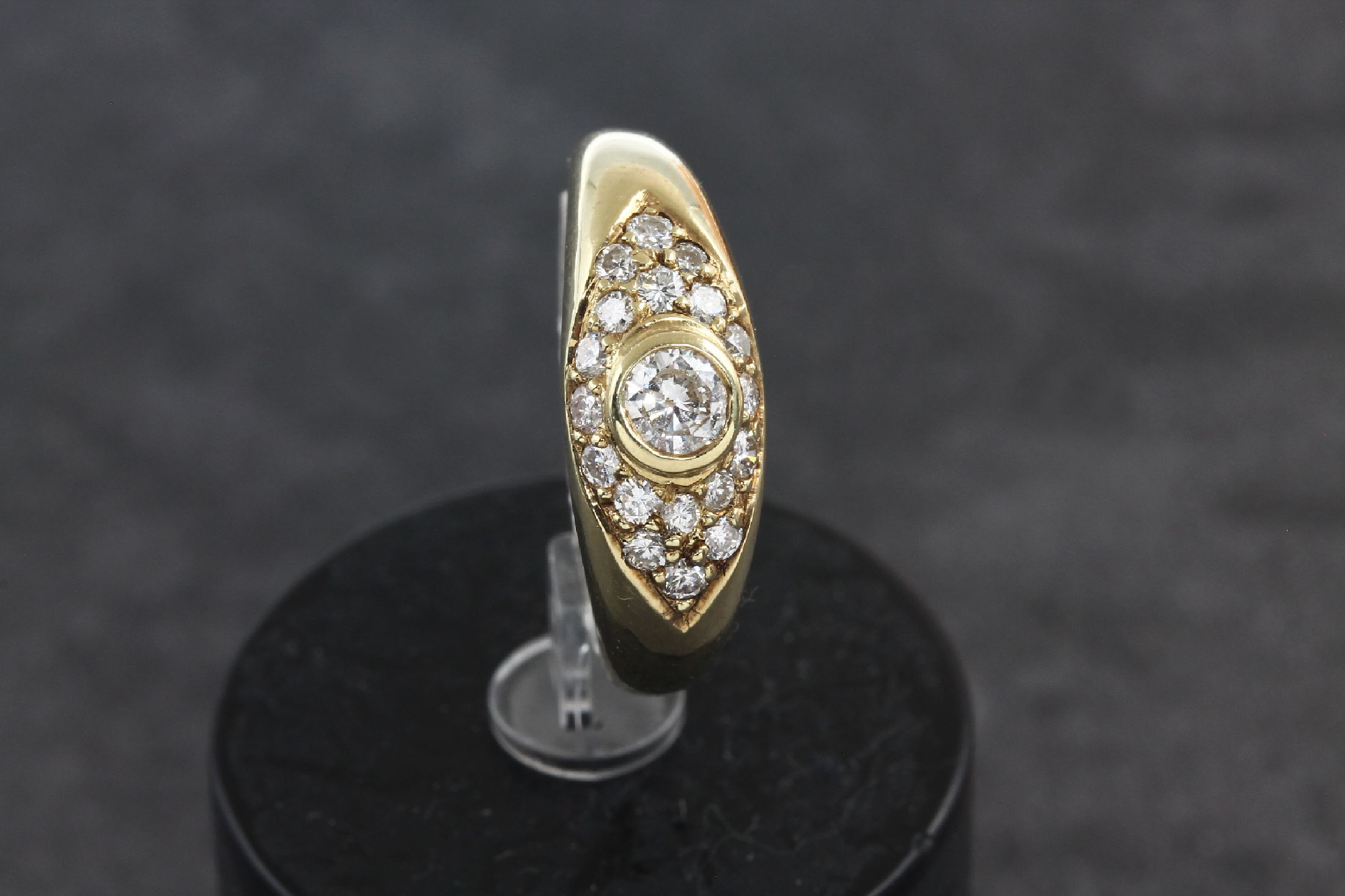 Detail a: 14 kt Gold Brillant-Ring, GG 585/000, Brillanten zus. ca. 0.66 ct Weiß/si, total ca. 4.5 g, Meistermarke unged., RW 56.5