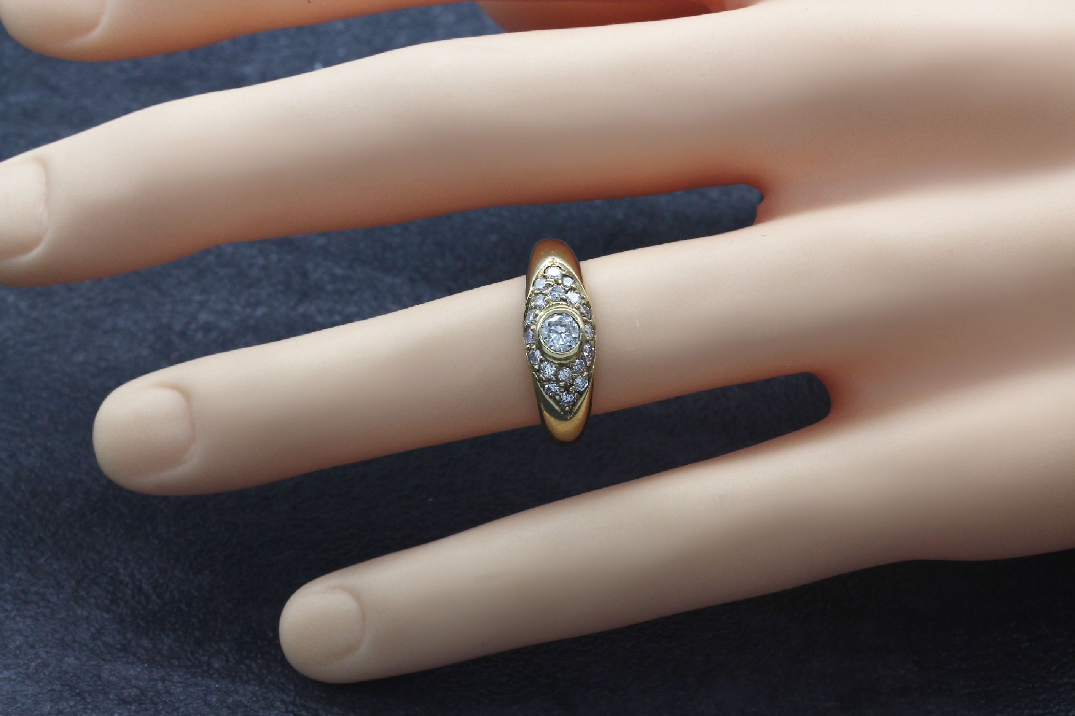 Detail b: 14 kt Gold Brillant-Ring, GG 585/000, Brillanten zus. ca. 0.66 ct Weiß/si, total ca. 4.5 g, Meistermarke unged., RW 56.5