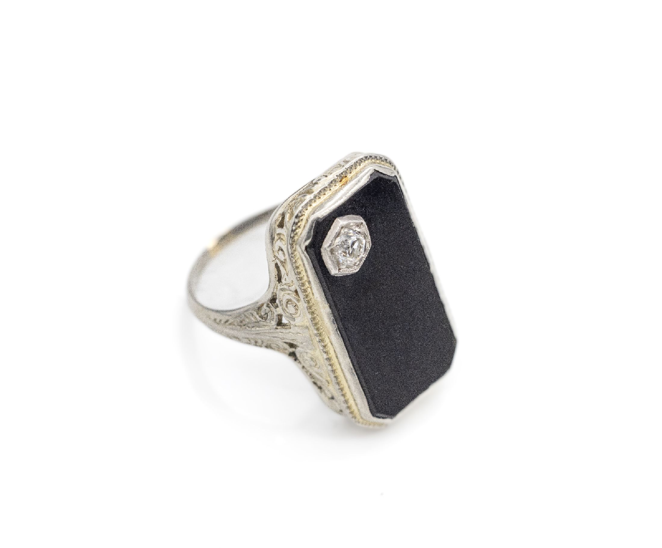 18 kt Gold Art-Deco Onyx-Diamant-Ring, WG 750/000, rechteckige Onyx-Platte, 1 Altschliffdiamant ca. 0.04 ct Weiß/si, ca. 5.0g, RW 53