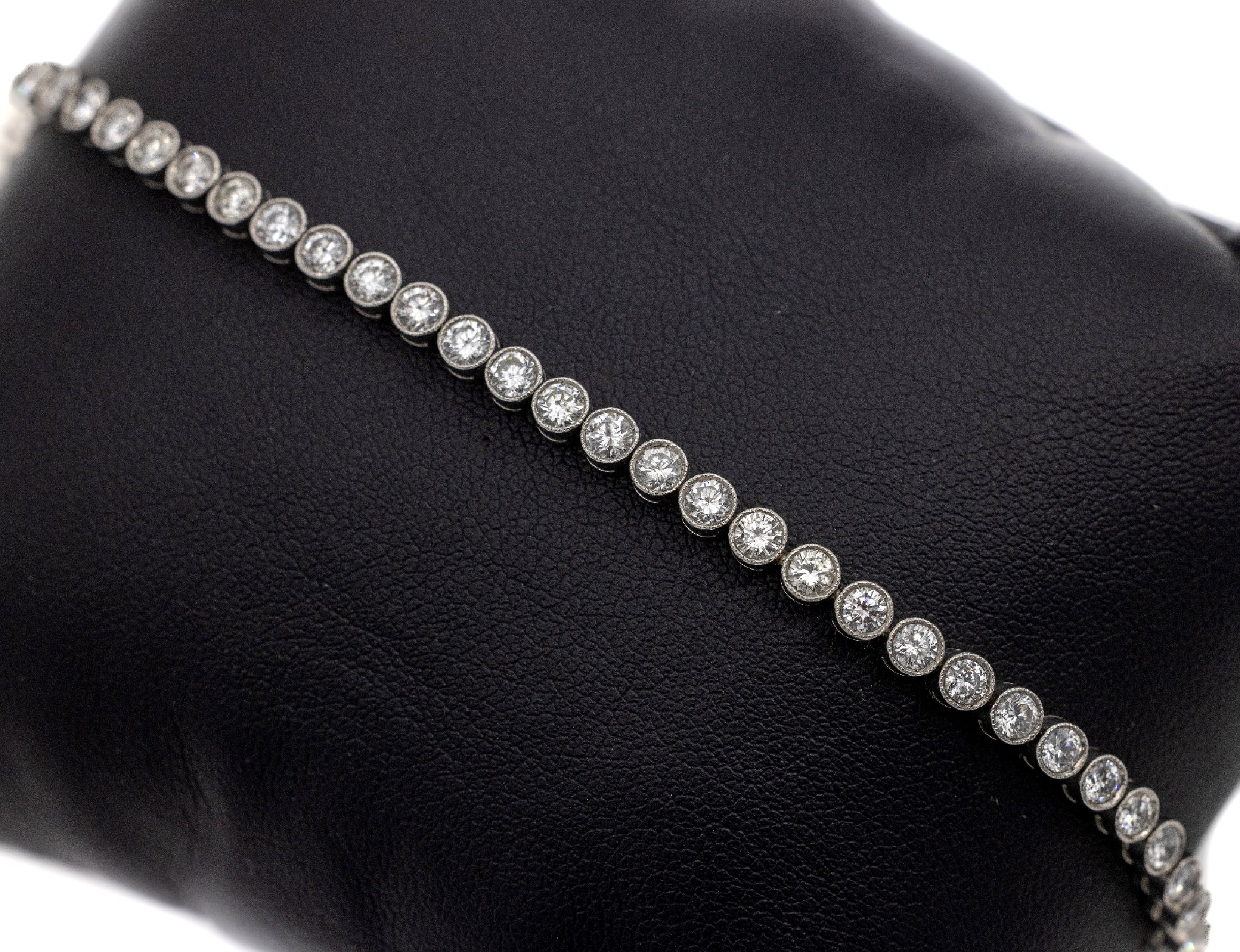 Platin Brillant-Linienarmband, 49 Brillanten zus. ca. 5.20 ct Weiß/si, L. ca. 18 cm, Kastenschloß mit Sicherheitsacht