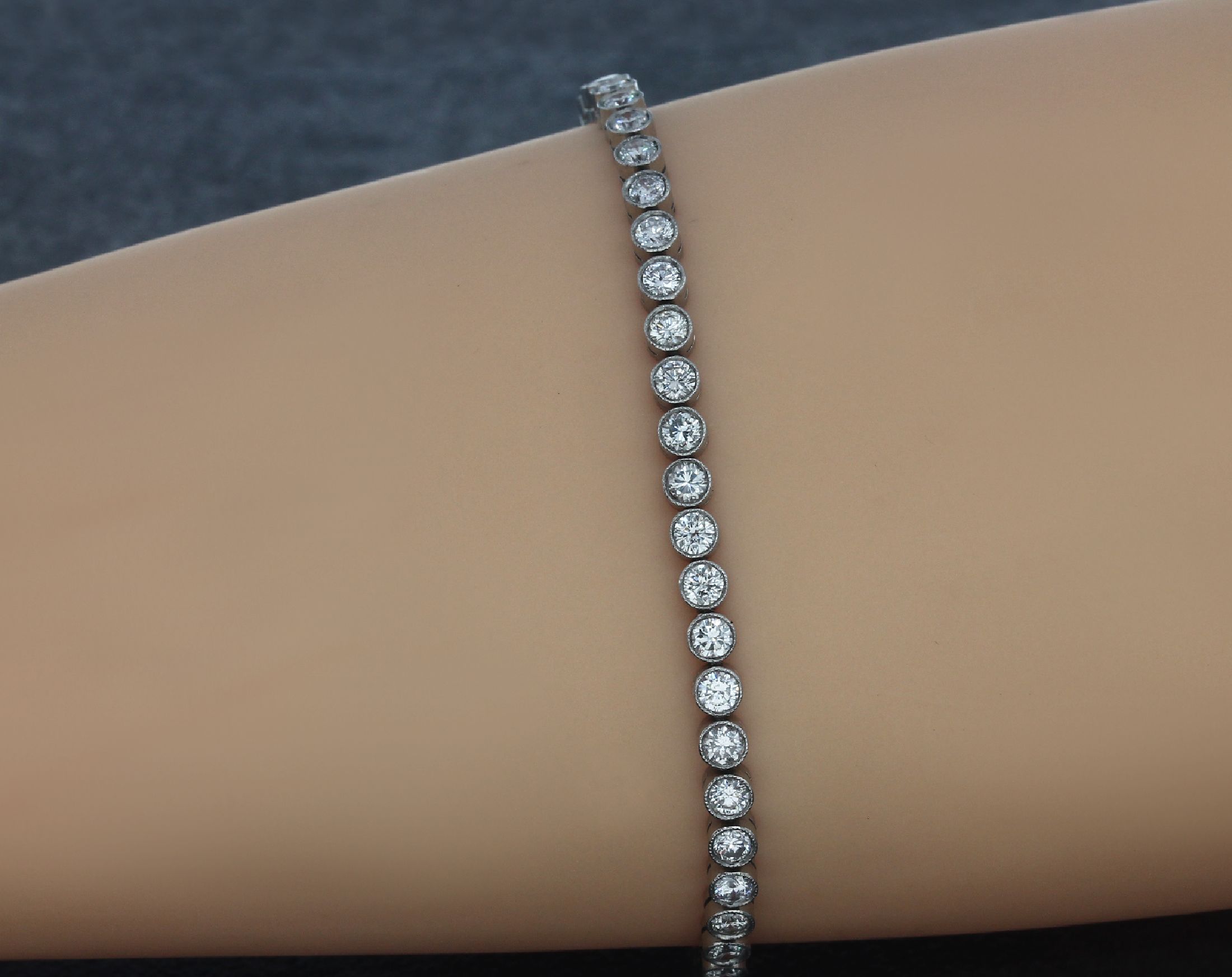 Detail a: Platin Brillant-Linienarmband, 49 Brillanten zus. ca. 5.20 ct Weiß/si, L. ca. 18 cm, Kastenschloß mit Sicherheitsacht