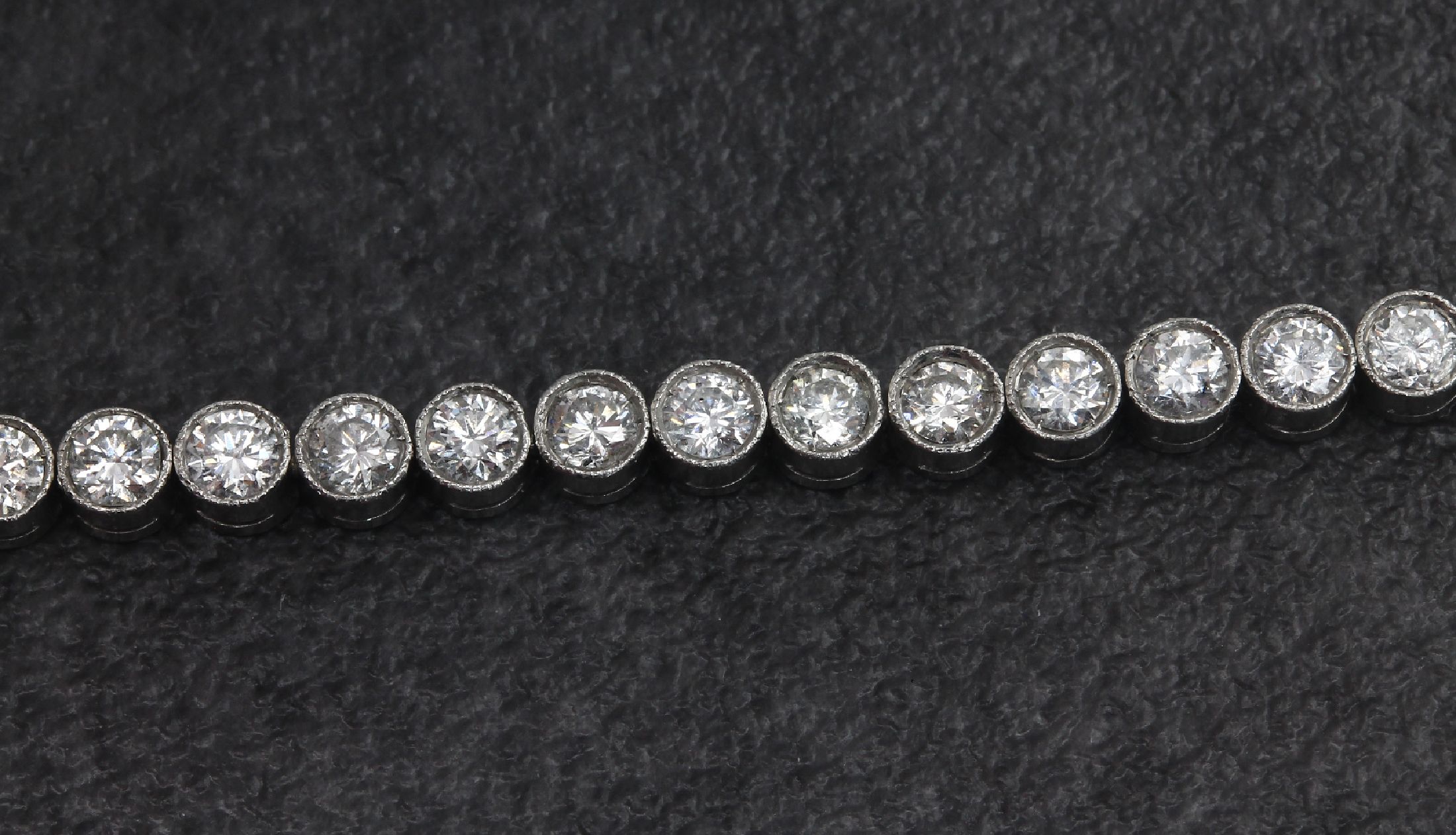 Detail b: Platin Brillant-Linienarmband, 49 Brillanten zus. ca. 5.20 ct Weiß/si, L. ca. 18 cm, Kastenschloß mit Sicherheitsacht