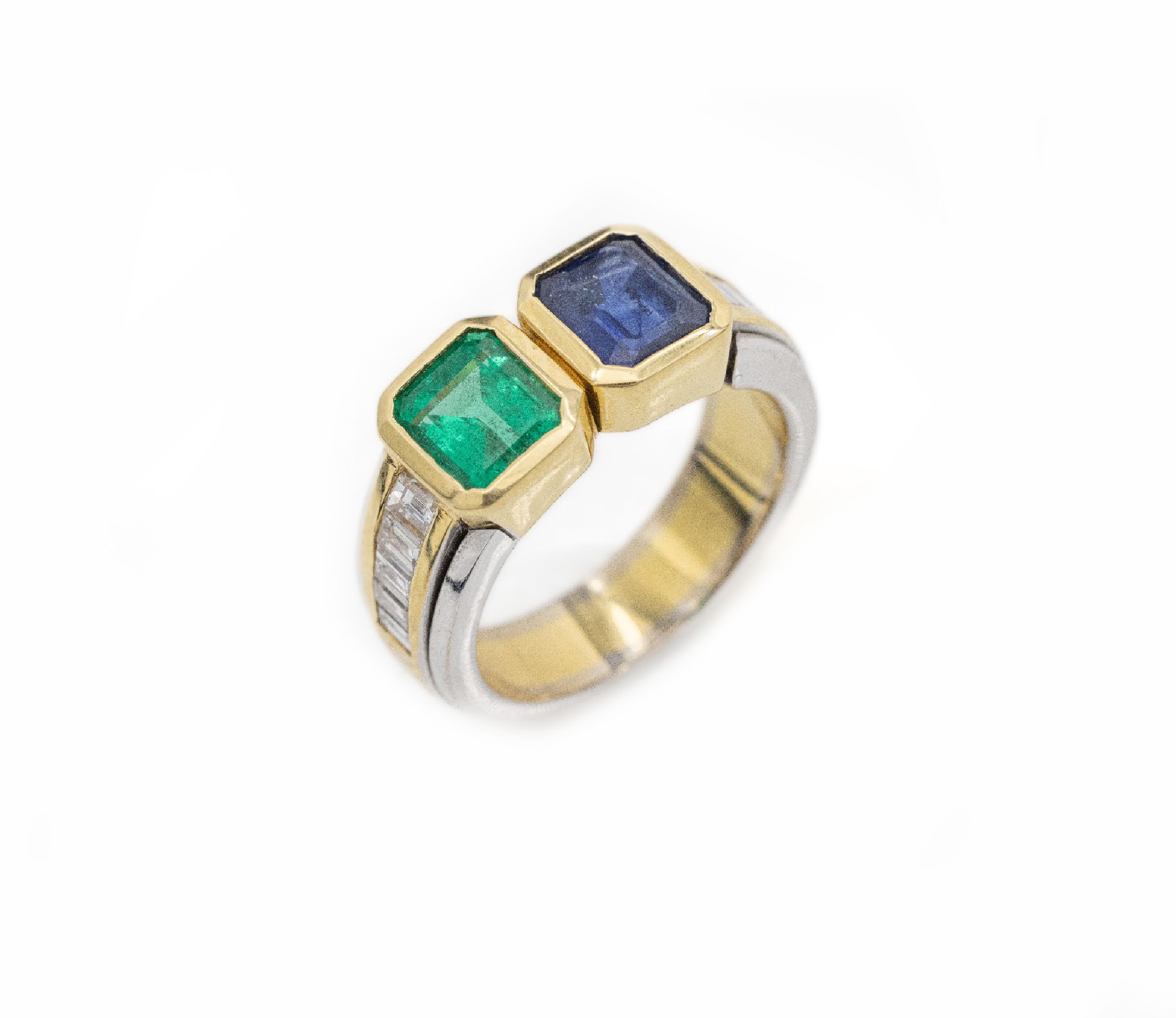 18 kt Gold Farbstein-Diamant-Ring, GG/WG 750/000, Saphir und Smaragd im Emerald Cut ca. 2.0 ct, 10 Diamant-Baguettes zus. ca. 0.70 ct Weiß/si, ...