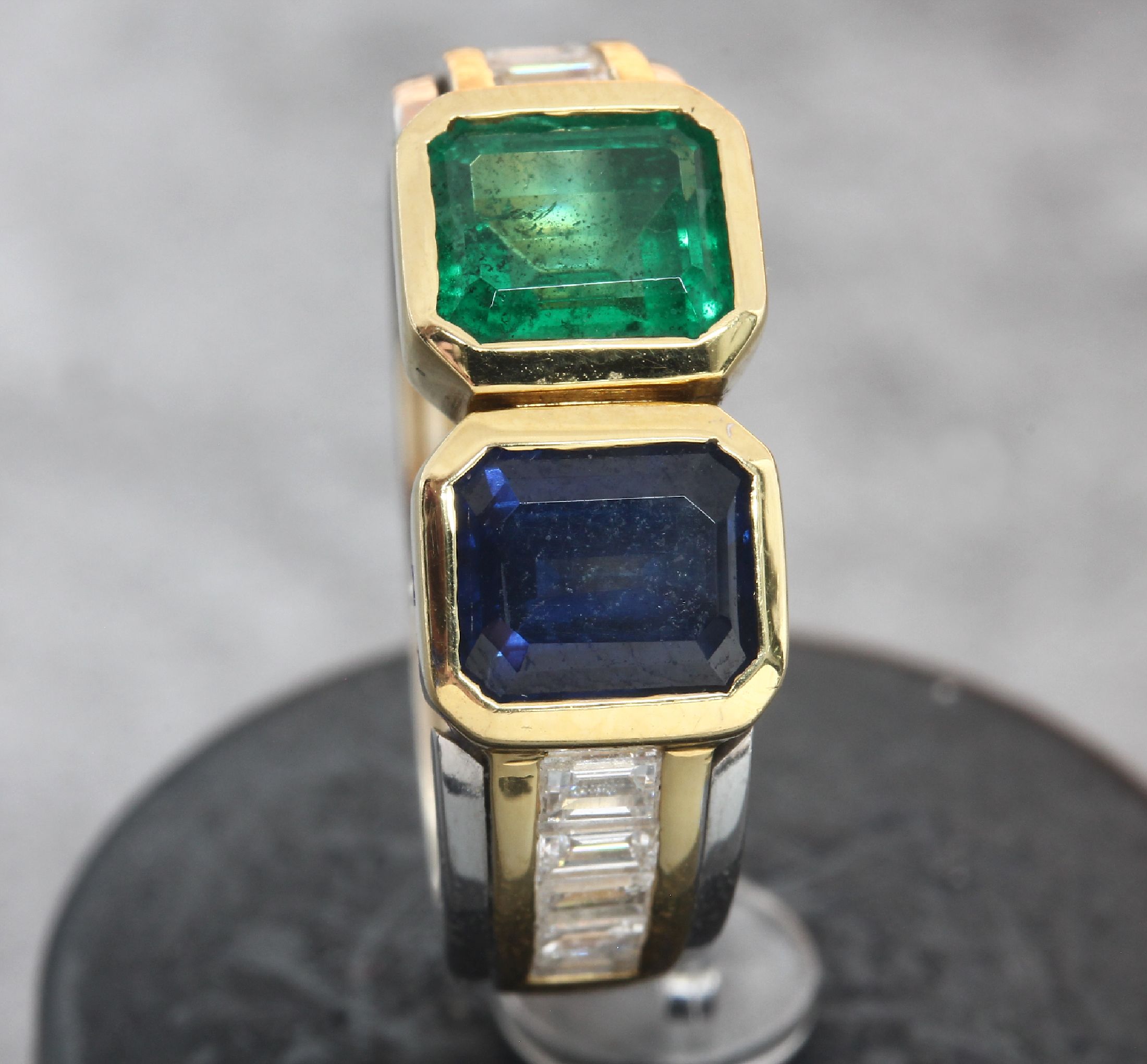 Detail a: 18 kt Gold Farbstein-Diamant-Ring, GG/WG 750/000, Saphir und Smaragd im Emerald Cut ca. 2.0 ct, 10 Diamant-Baguettes zus. ca. 0.70 ct Weiß/si, ...