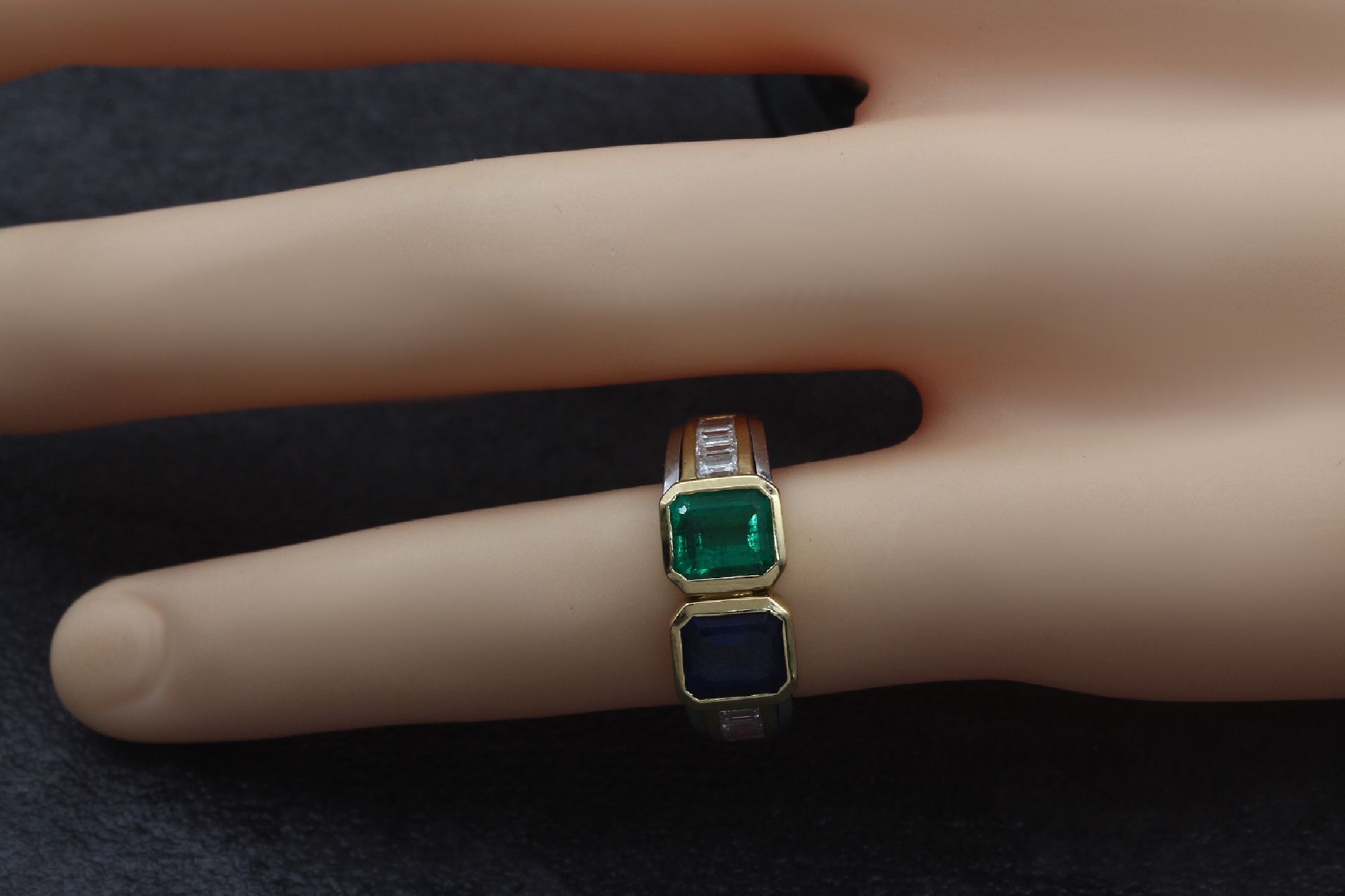 Detail b: 18 kt Gold Farbstein-Diamant-Ring, GG/WG 750/000, Saphir und Smaragd im Emerald Cut ca. 2.0 ct, 10 Diamant-Baguettes zus. ca. 0.70 ct Weiß/si, ...