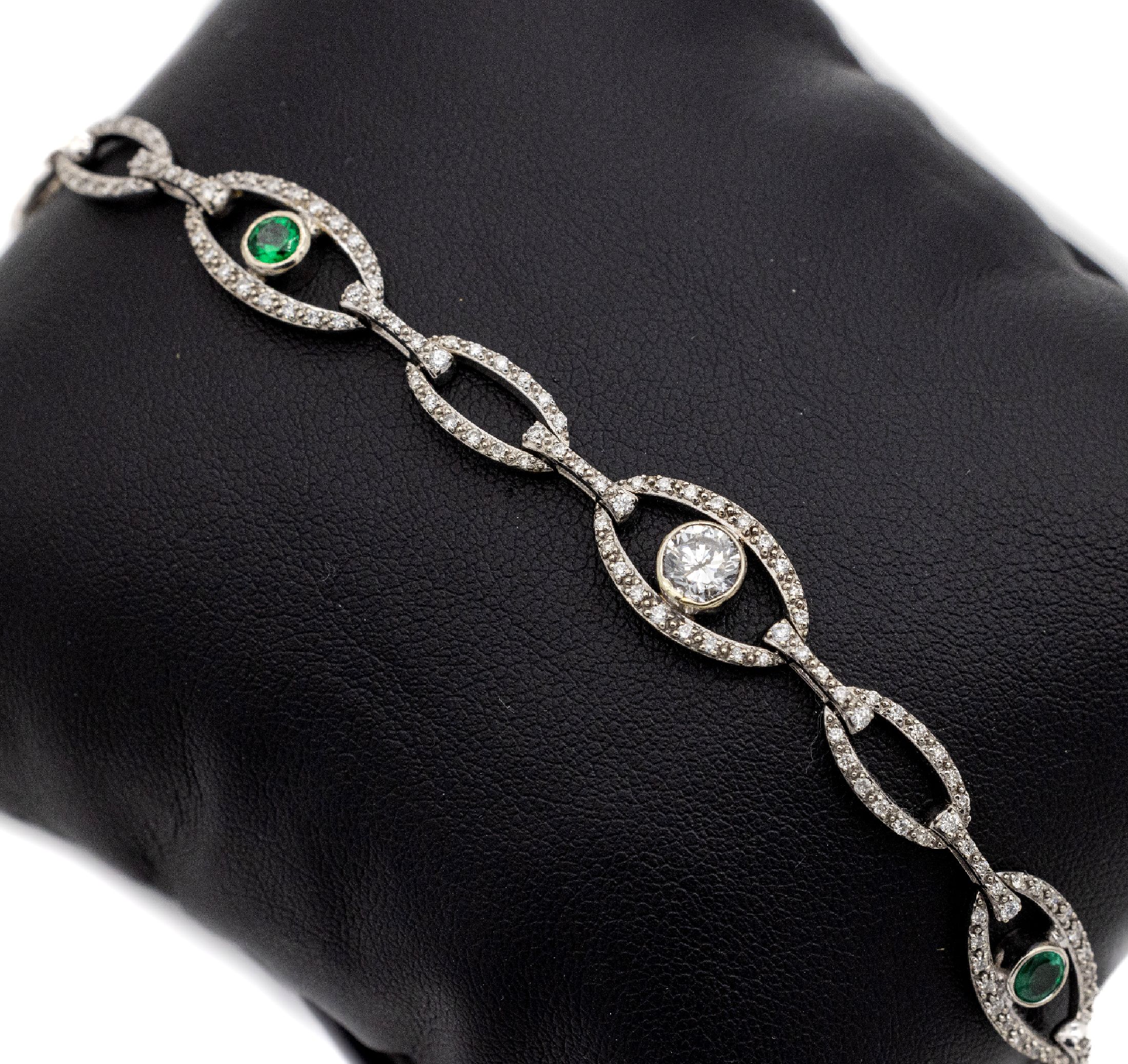 14 kt Gold Smaragd-Brillant-Armband, WG 585/000, 3 rundfacett. Smaragde zus. ca. 0.70 ct, ein Brillant ca. 0.60 ct l.get. Weiß/si, weitere ...