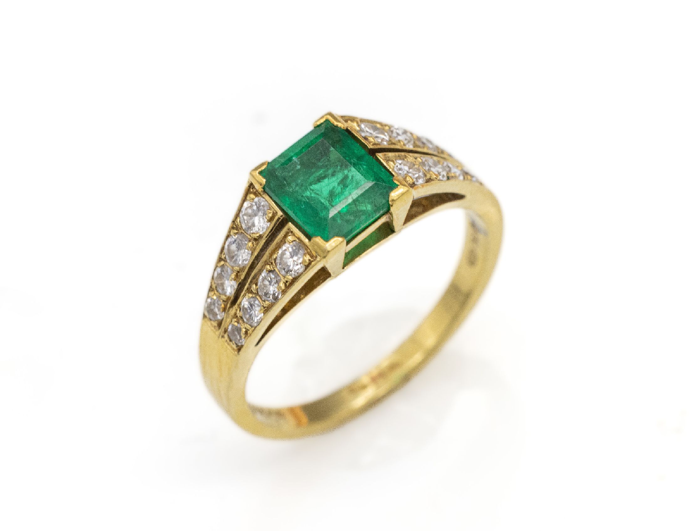 18 kt Gold Smaragd-Brillant-Ring, GG 750/000, Smaragd-Carree ca. 1.8 ct, 16 Brillanten zus. ca. 0.50 ct Weiß/si, ca. 4.1 g, RW 54