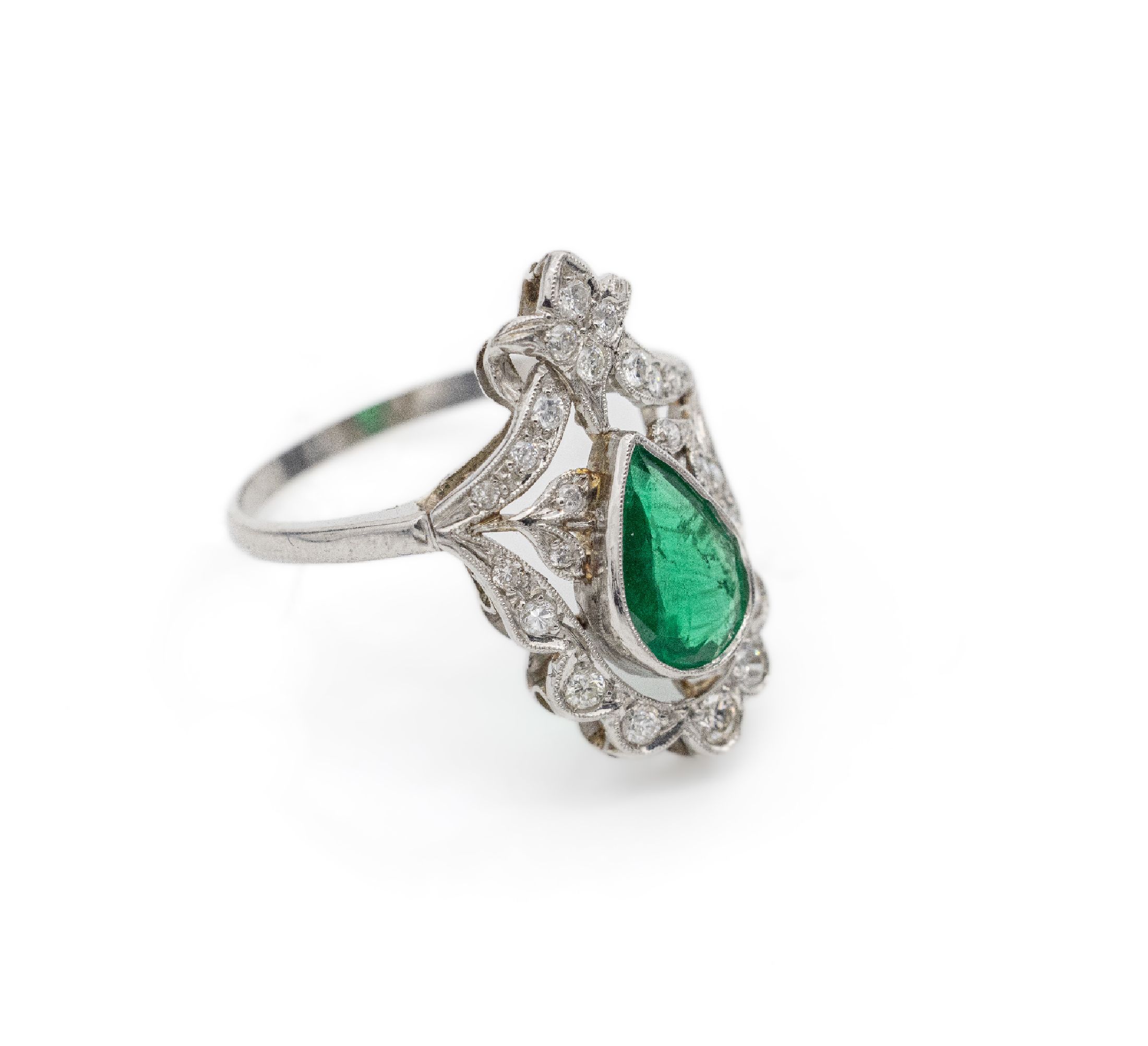 Platin Smaragd-Brillant-Ring, Art-Deco, facett. Smaragdtropfen ca. 2.0 ct (Kerbe/Riss), ausgefallener Ringkopf, z.T. floral bes. mit Diamanten und ...