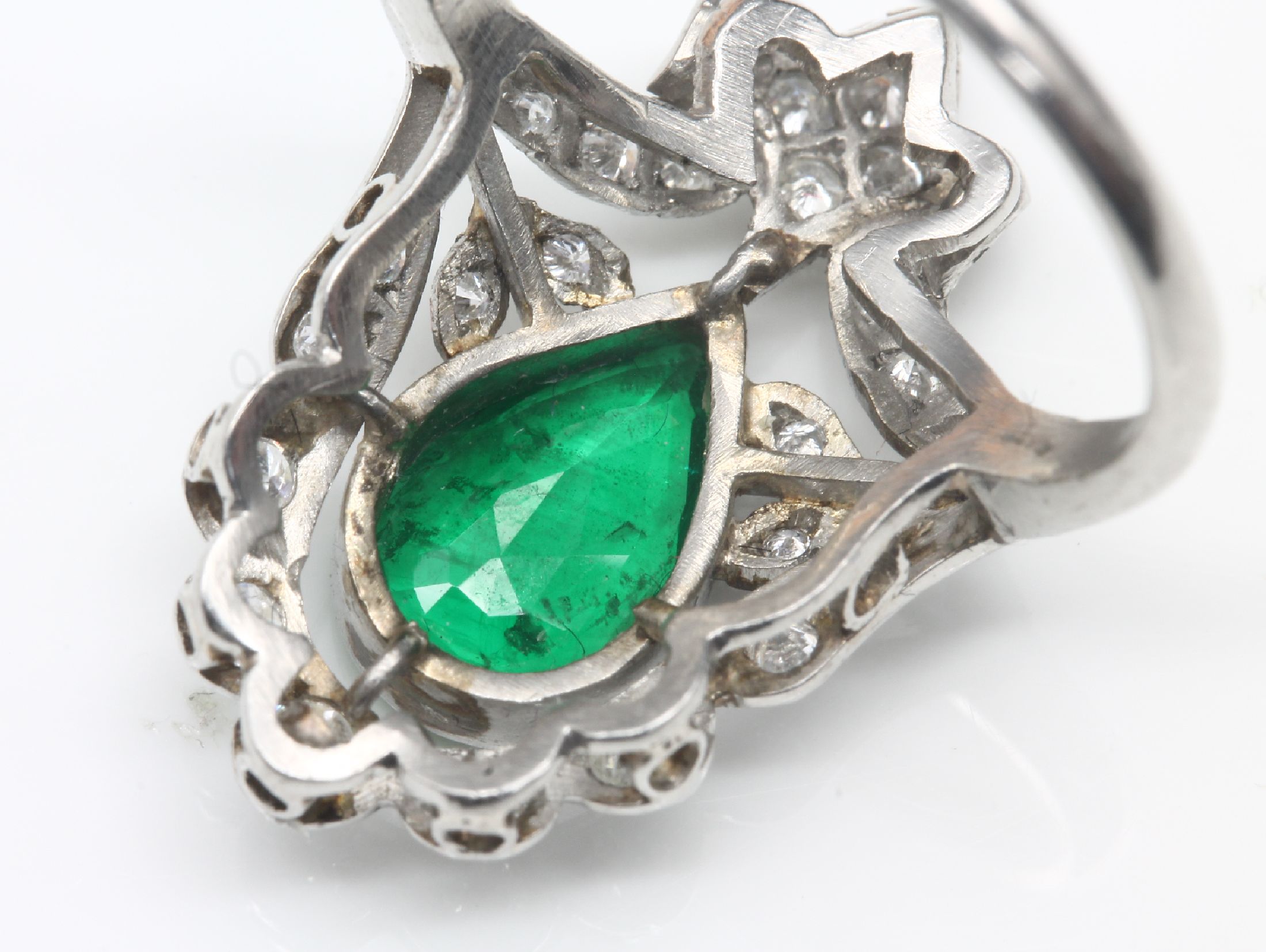 Detail a: Platin Smaragd-Brillant-Ring, Art-Deco, facett. Smaragdtropfen ca. 2.0 ct (Kerbe/Riss), ausgefallener Ringkopf, z.T. floral bes. mit Diamanten und ...