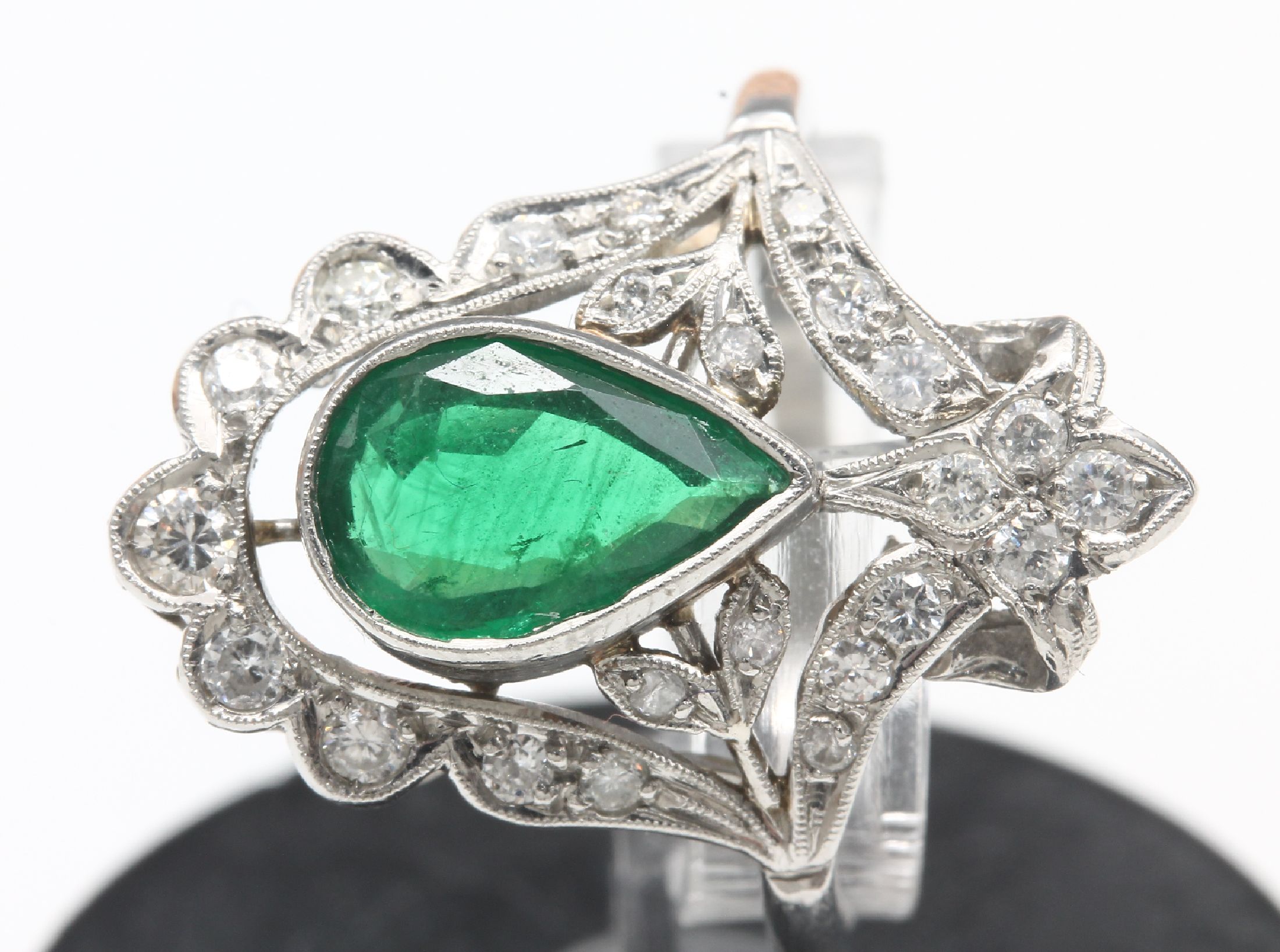 Detail b: Platin Smaragd-Brillant-Ring, Art-Deco, facett. Smaragdtropfen ca. 2.0 ct (Kerbe/Riss), ausgefallener Ringkopf, z.T. floral bes. mit Diamanten und ...