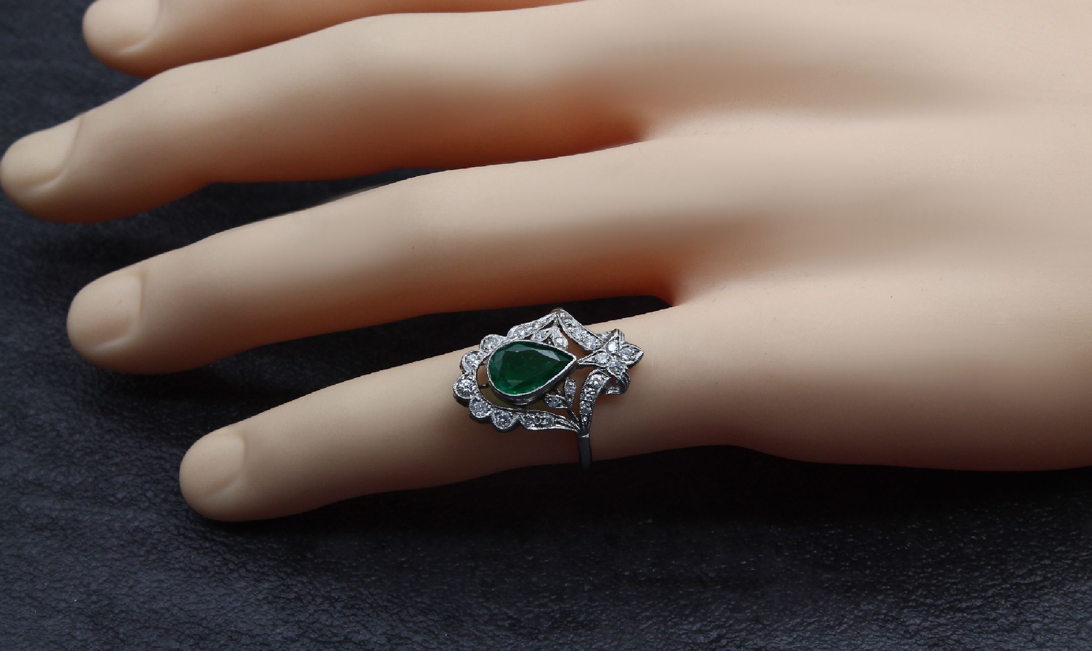 Detail c: Platin Smaragd-Brillant-Ring, Art-Deco, facett. Smaragdtropfen ca. 2.0 ct (Kerbe/Riss), ausgefallener Ringkopf, z.T. floral bes. mit Diamanten und ...