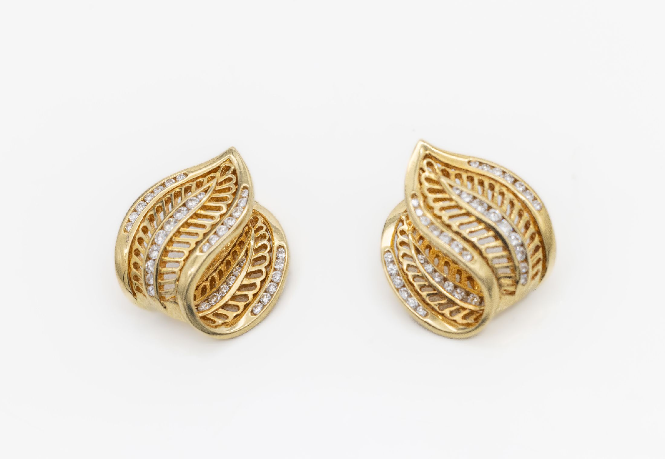 Paar 18 kt Gold Brillant-Ohrschrauben, GG 750/000, geschwungene florale Gestaltung, durchbrochen gearbeitet, 70 Brillanten zus. ca. 0.40 ct ...
