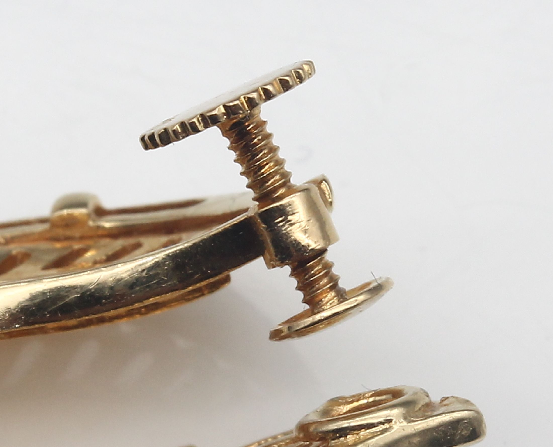 Detail c: Paar 18 kt Gold Brillant-Ohrschrauben, GG 750/000, geschwungene florale Gestaltung, durchbrochen gearbeitet, 70 Brillanten zus. ca. 0.40 ct ...
