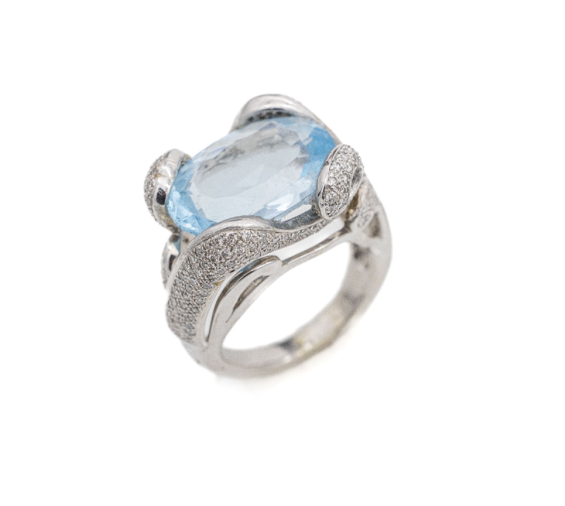 18 kt Gold Topas-Diamant-Ring, WG 750/000, ovalfacett. Topas (beh.) ca. 10.0 ct, 8/8-Diamanten zus. ca. 0.60 ct Weiß/si, ausgefallener Entwurf, ca. ...