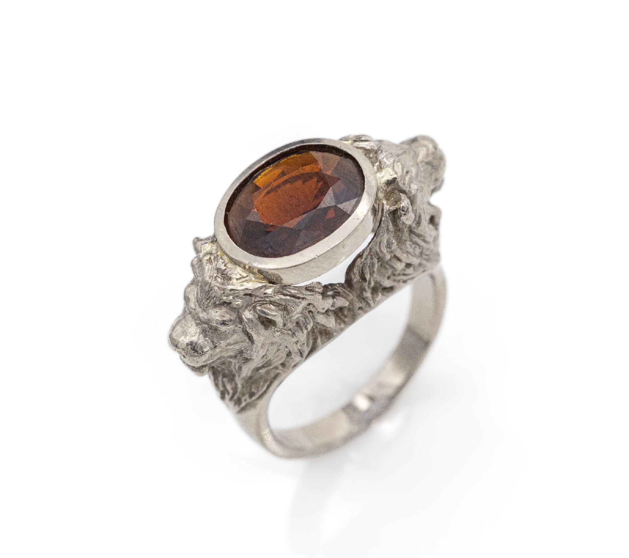 18 kt Gold Granat-Ring, WG 750/000, Ringschultern mit plastisch ausgeformten Löwenköpfen, ovalfacett. Granat ca. 4.0 ct, hoch aufbauender ...